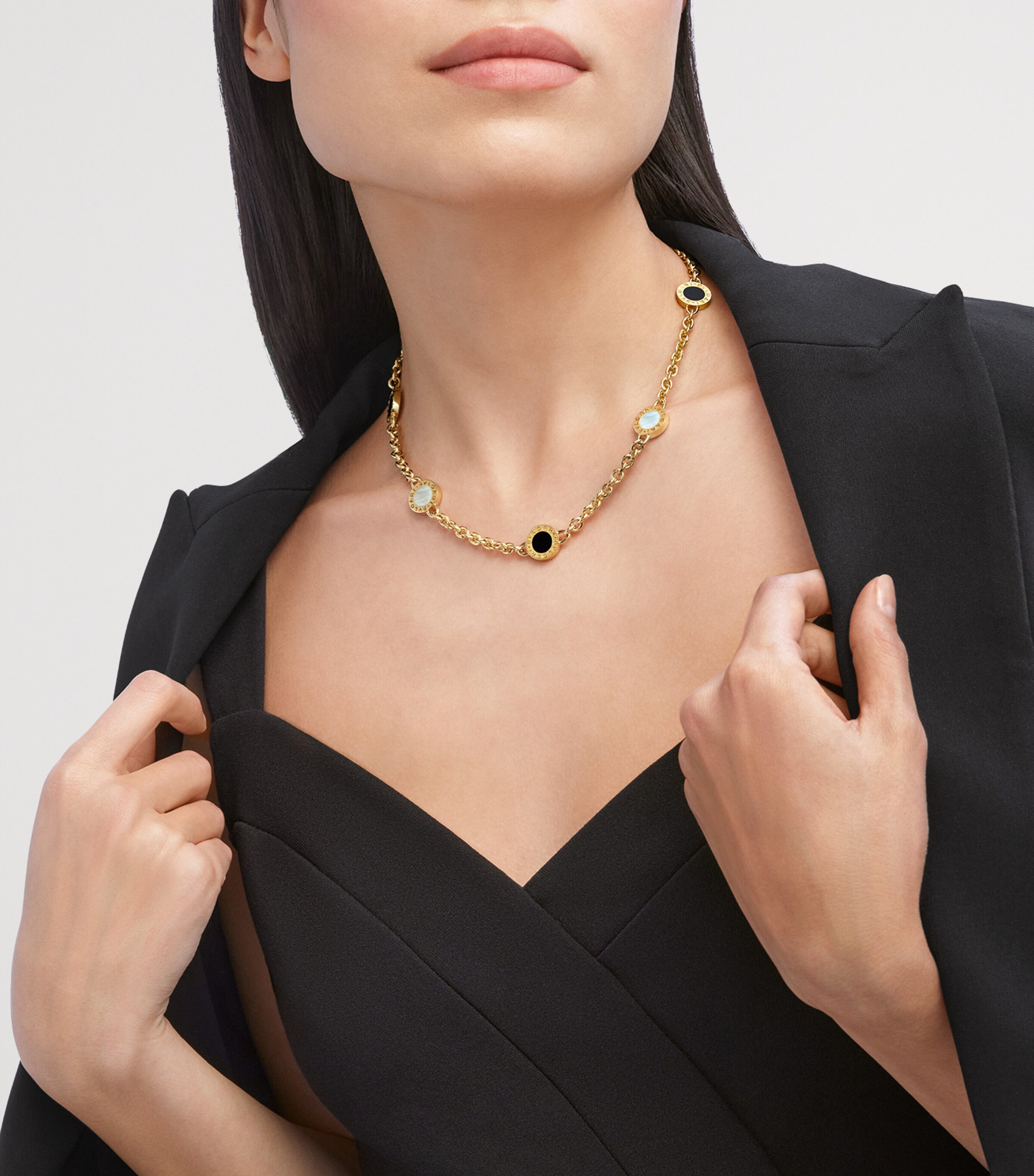 Yellow Gold, Mother-of-Pearl and Onyx Bvlgari Bvlgari Necklace YELLOW GOLD Image 7