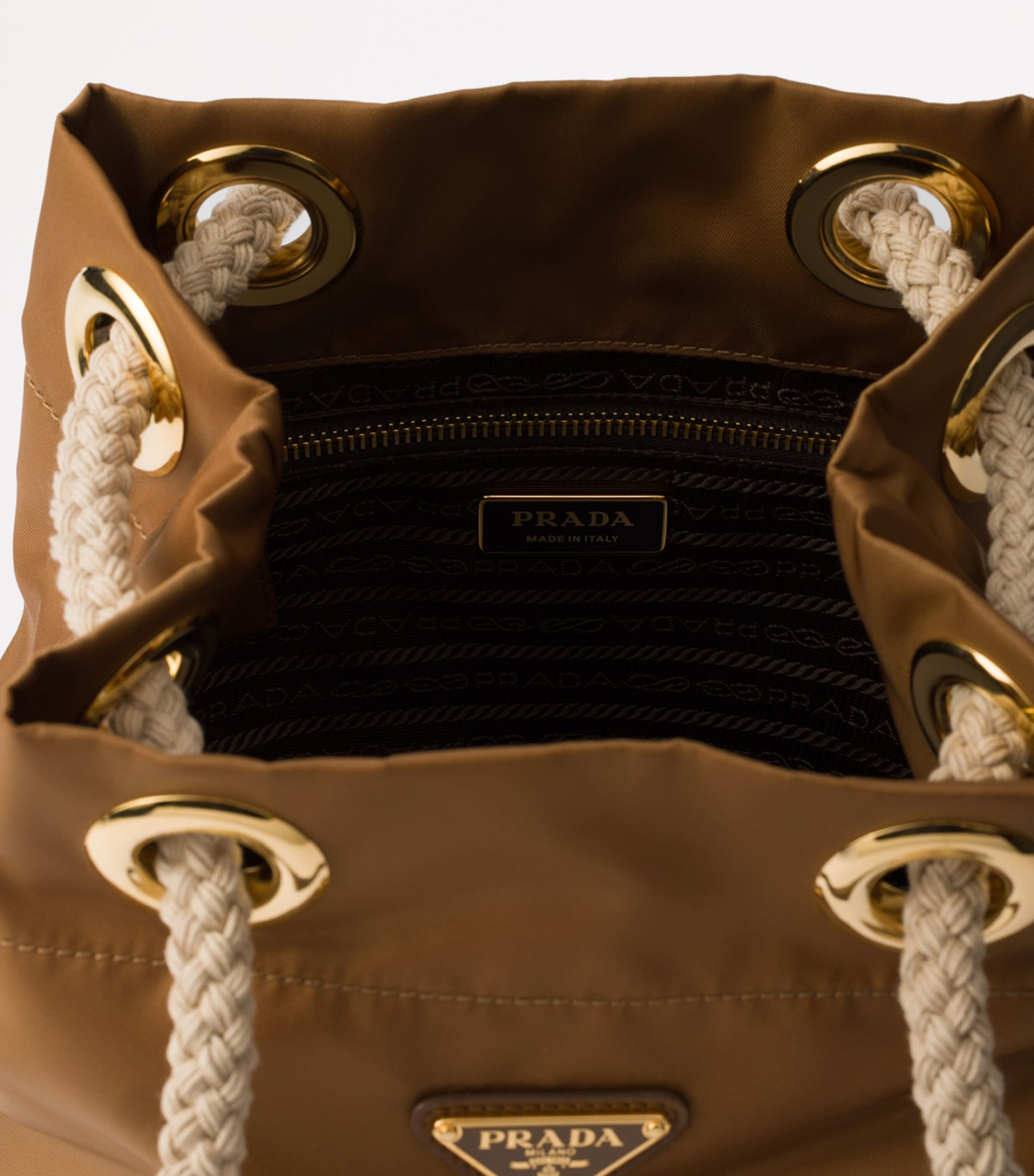 ショルダーバッグ・ポシェット Prada Sand Re-Nylon Prada Mariner Bucket Bag The Prada Mariner Bucket Bag Puts a Quintessential Summer