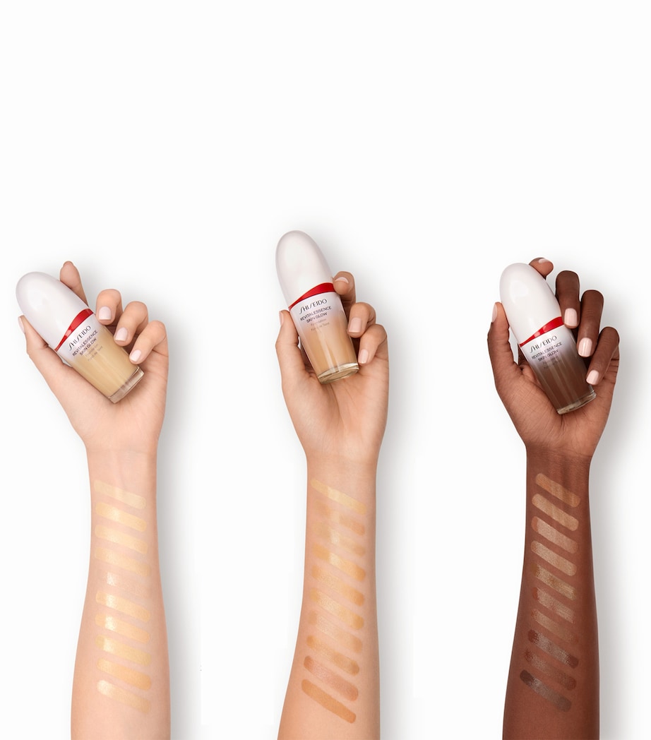 Revitalessence Skin Glow Foundation SPF 30 250 SAND Image 4