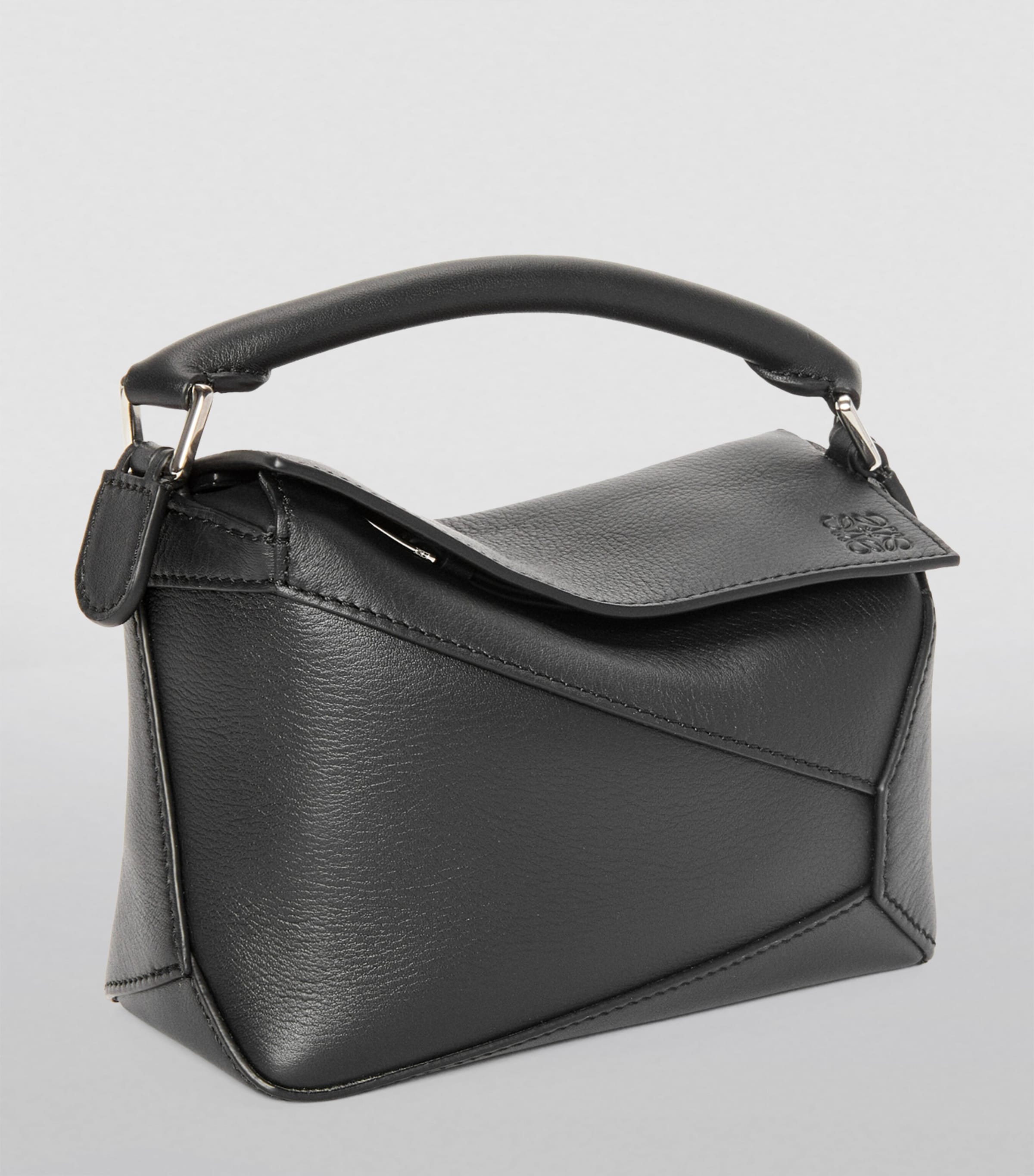 【LOEWE】人気！Small Puzzle Leather Bag ★ 編み込みハンドル Small Puzzle bag in smooth calfskin Beige - LOEWE
