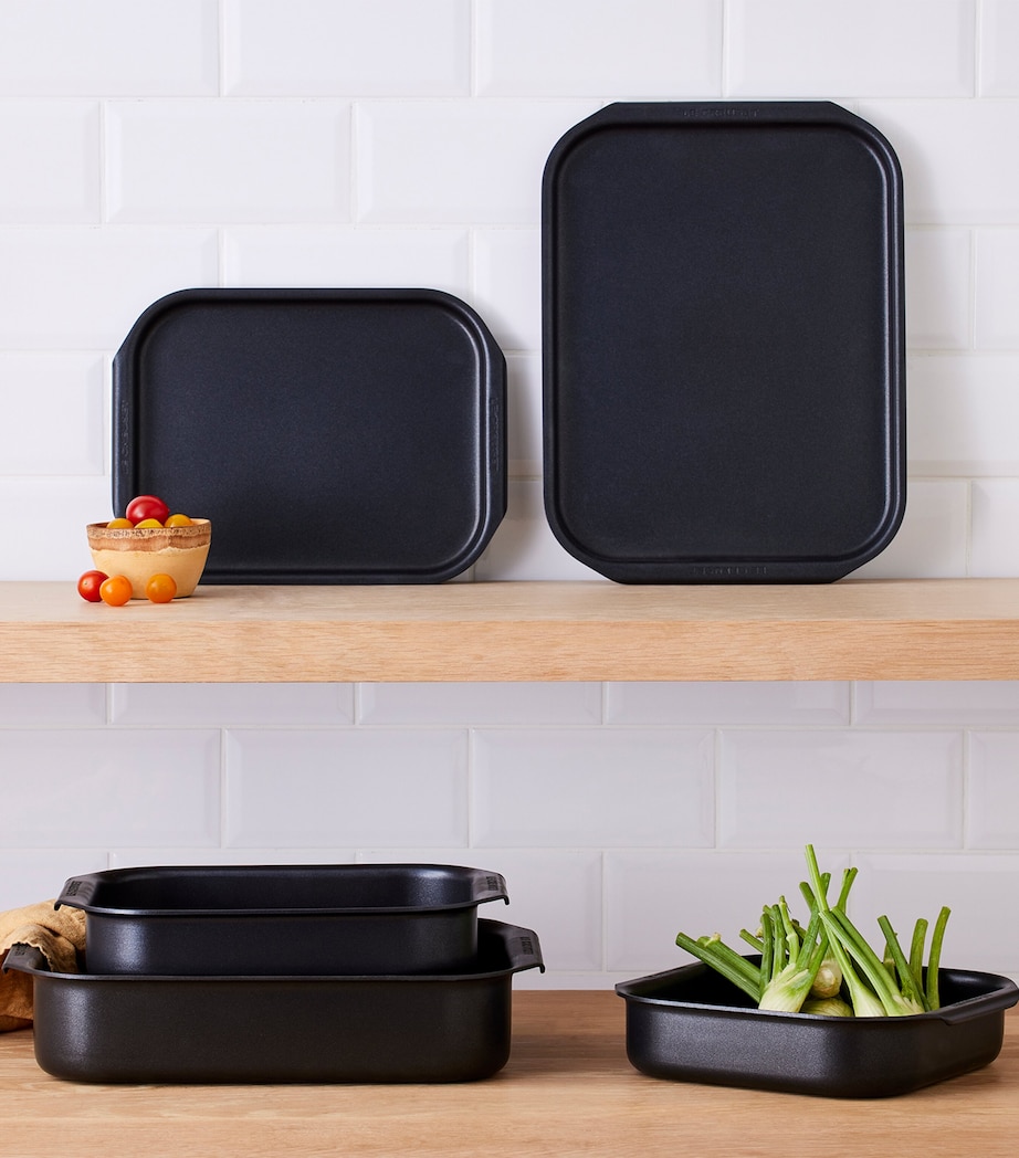 Le Creuset Aluminium Roasting Tray (33cm) Black Image 5
