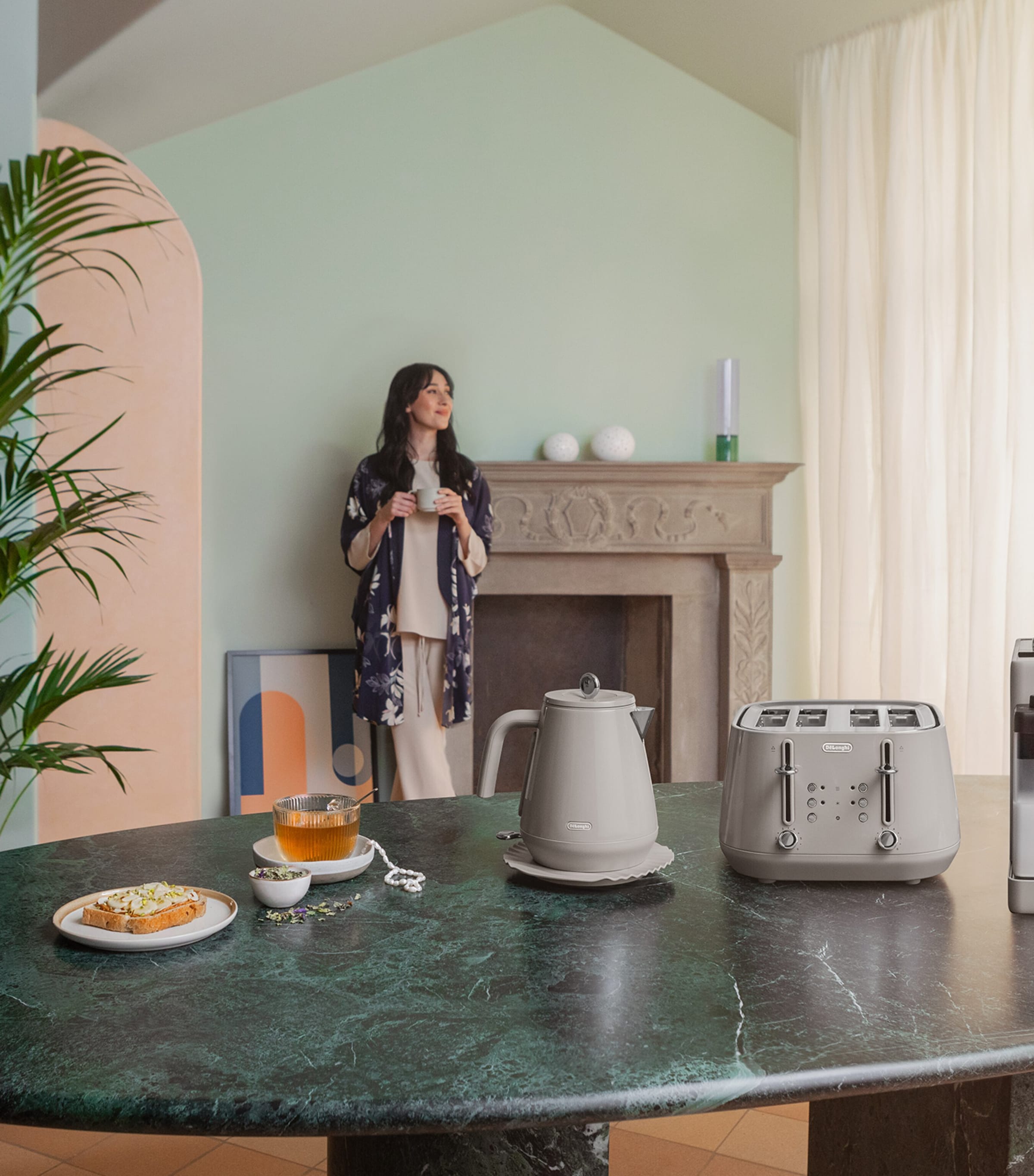 De'Longhi Eclettica Kettle (1.7L) Beige Image 8