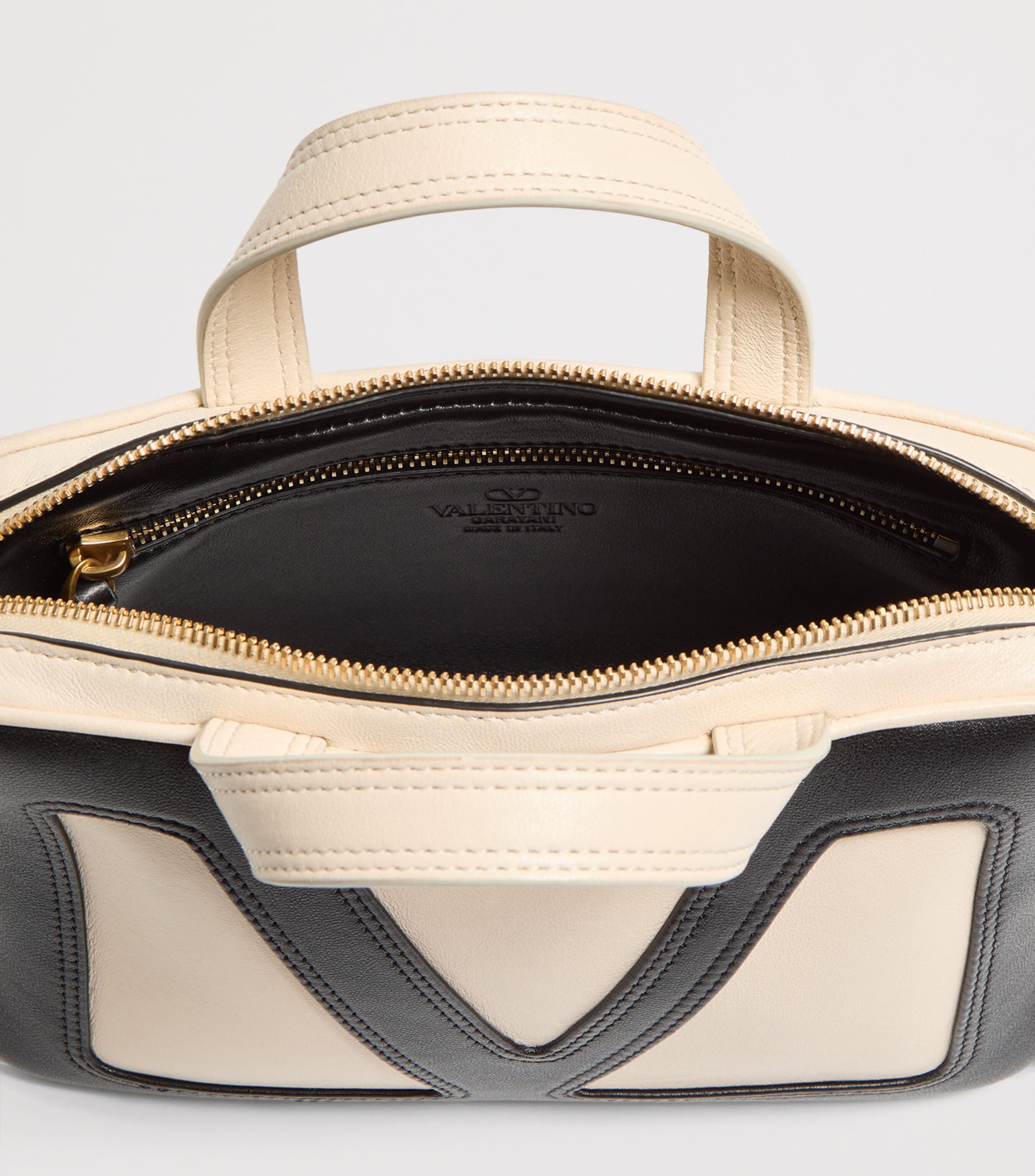 ボストンバッグ VALENTINO GARAVANI VIVA SUPERSTAR SMALL LEATHER DUFFLE BAG Valentino Garavani Viva Superstar Small VLOGO Leather Duffle