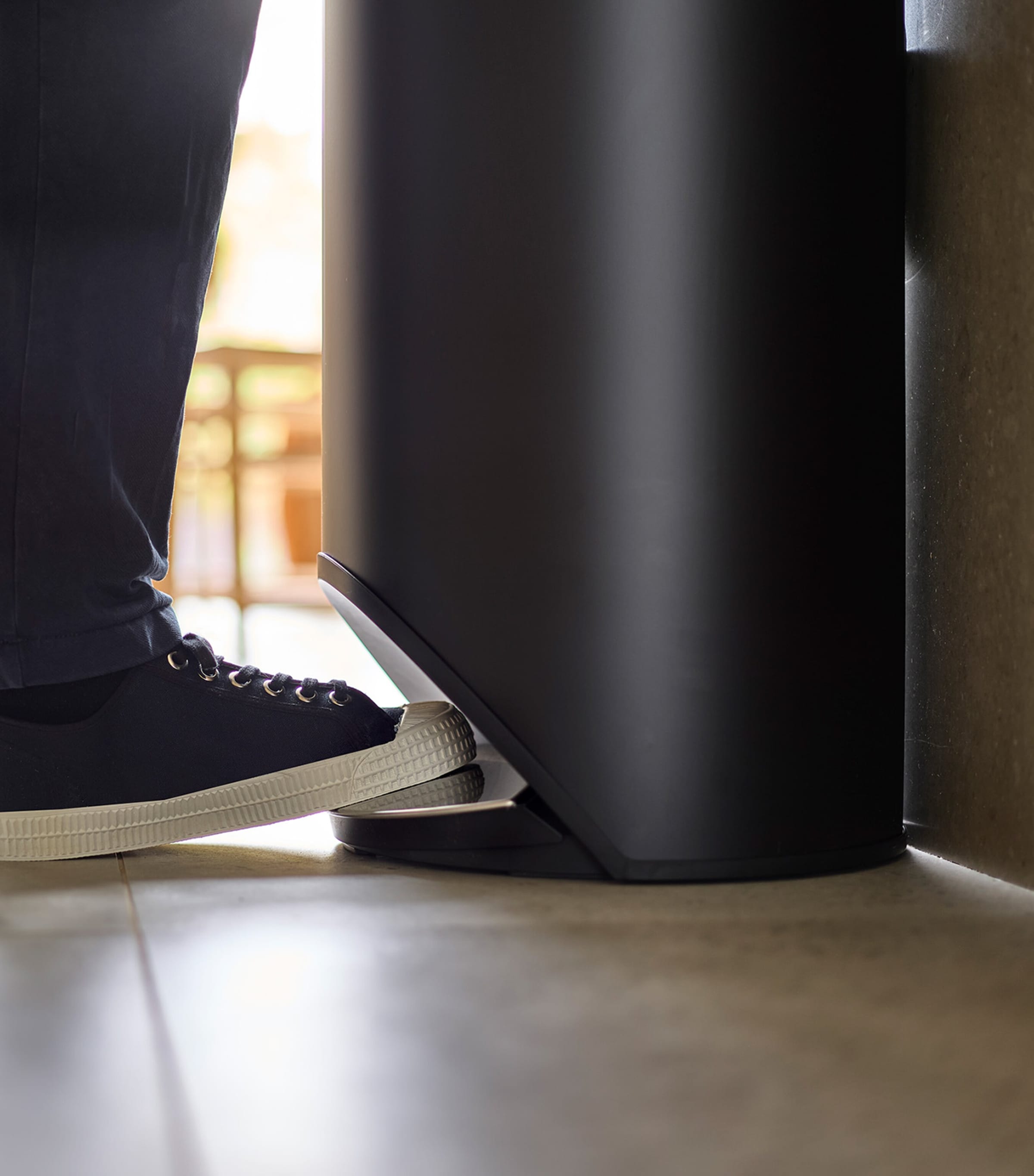 Large Easy-Push Arc Pedal Bin (30L) BLACK Image 4