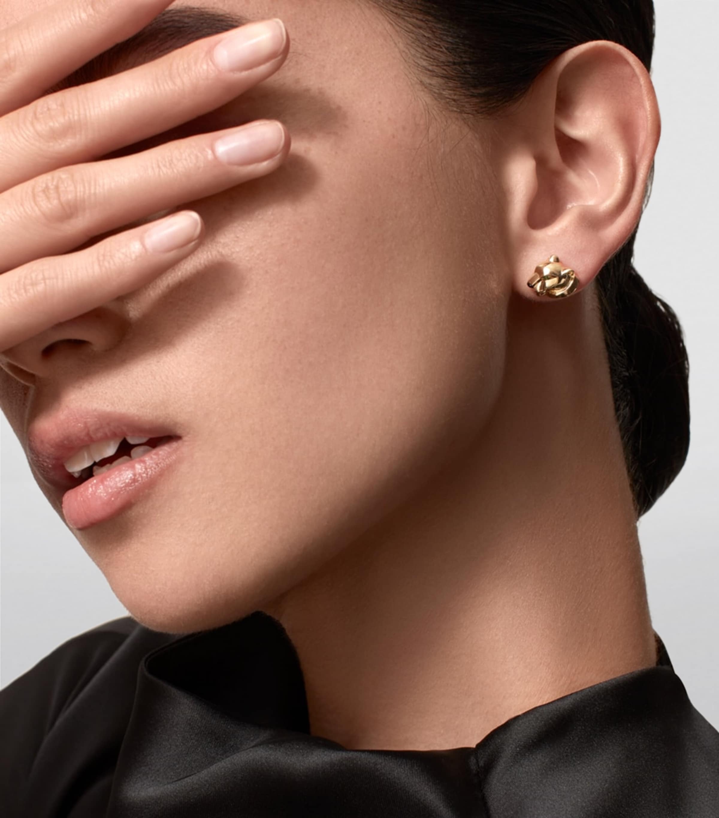 Yellow Gold, Tsavorite and Onyx Panthère de Cartier Earrings YELLOW GOLD Image 3