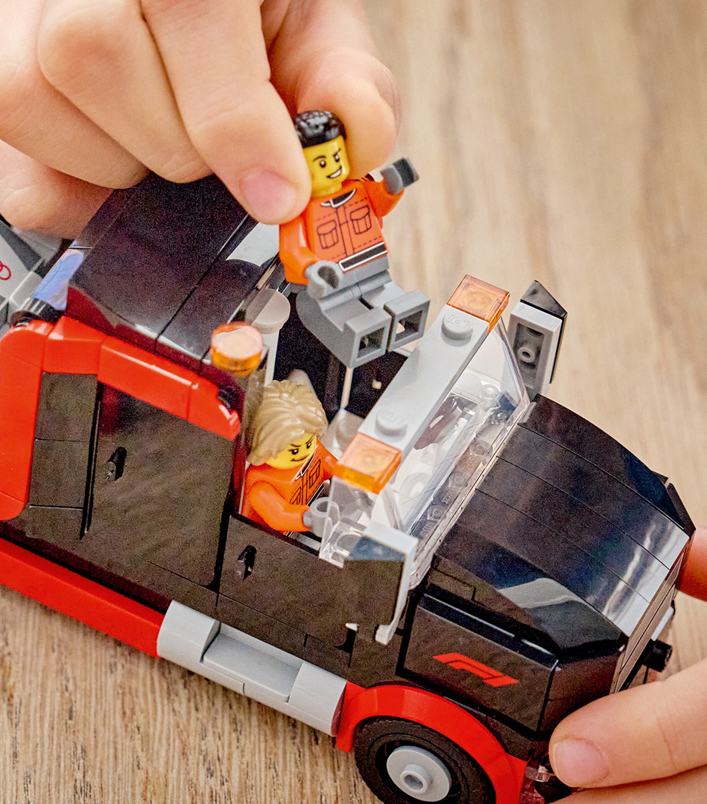 Lego LEGO City F1 Display Truck with Audi F1 Race Car 60493 Image 6