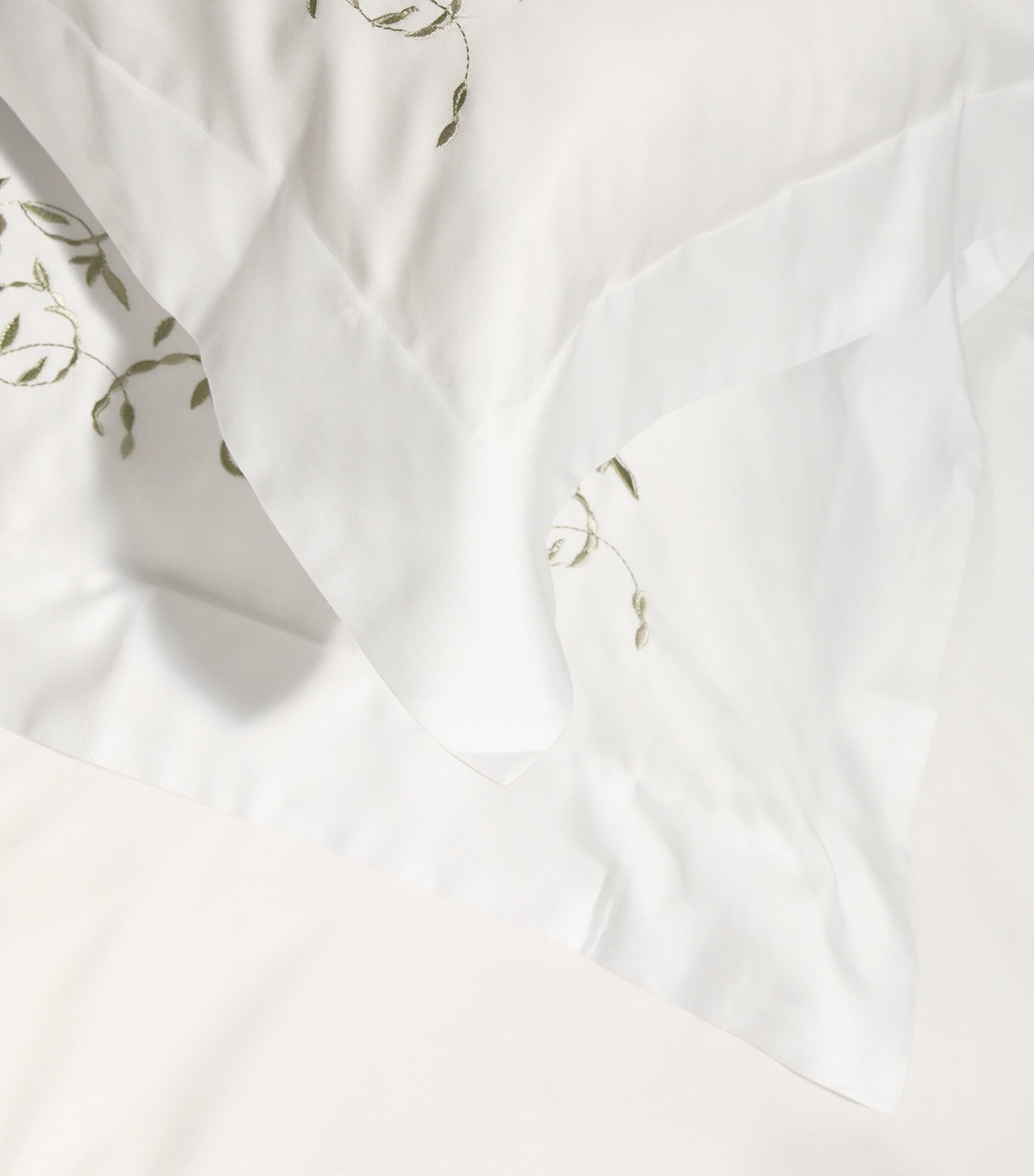 Harrods of London Tresco Embroidered Oxford Pillowcase Set (50cm x 75cm) White/sage Image 6