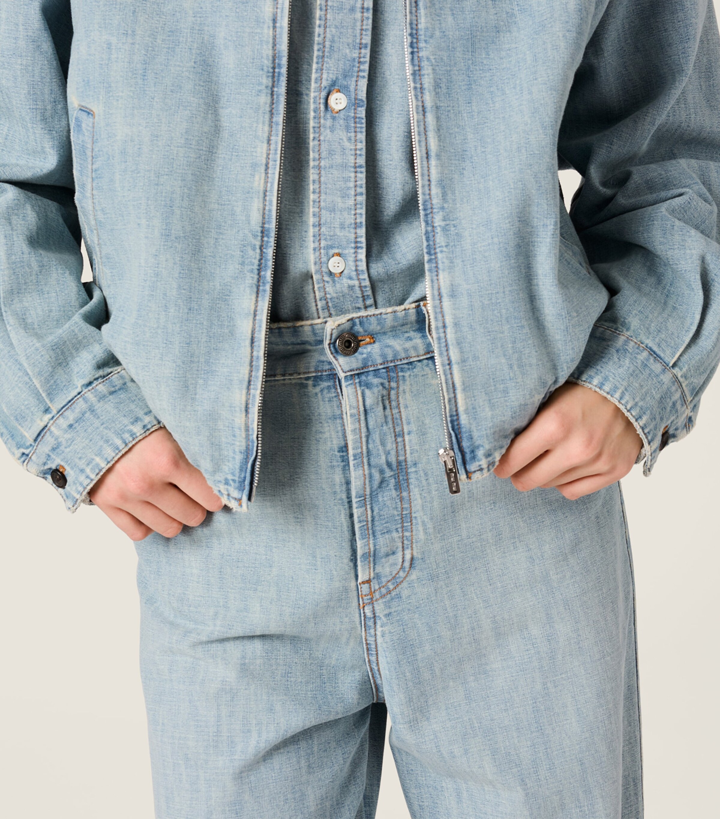Chambray High-Rise Loose Jeans F0076 Image 4