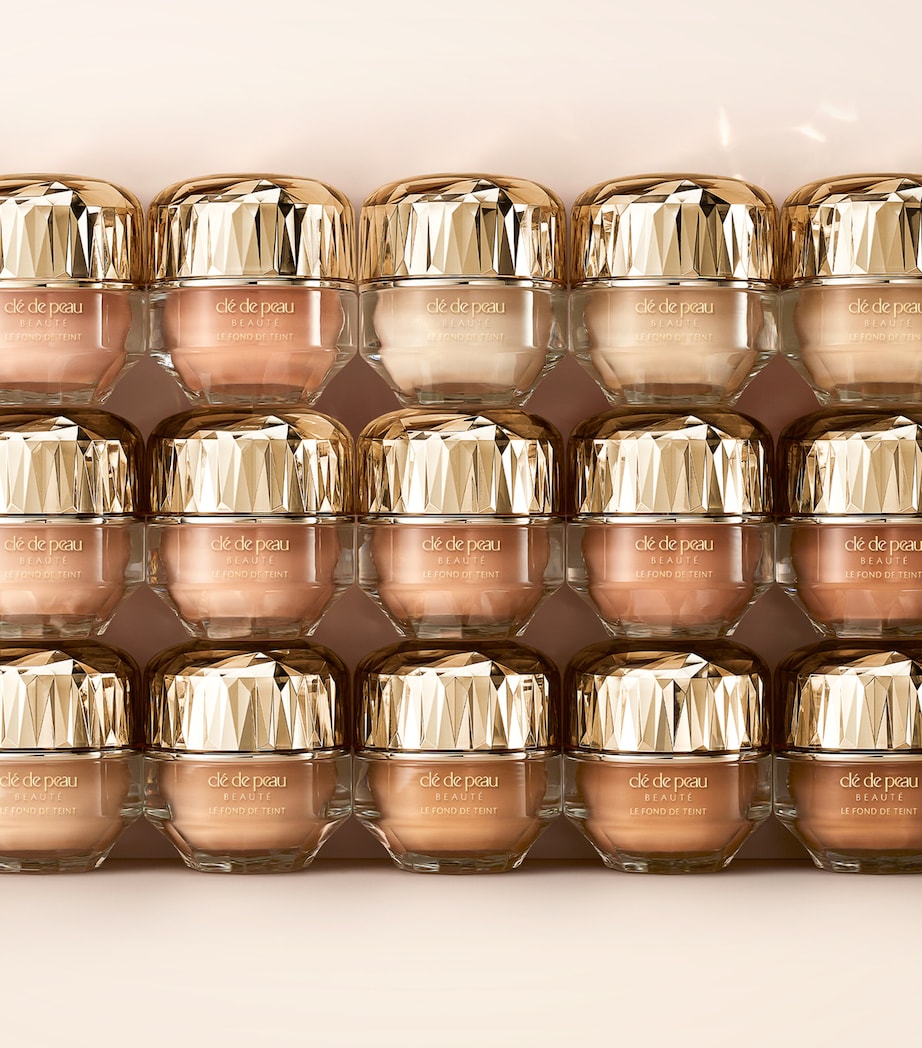 Clé de Peau Beauté The Foundation Image 3