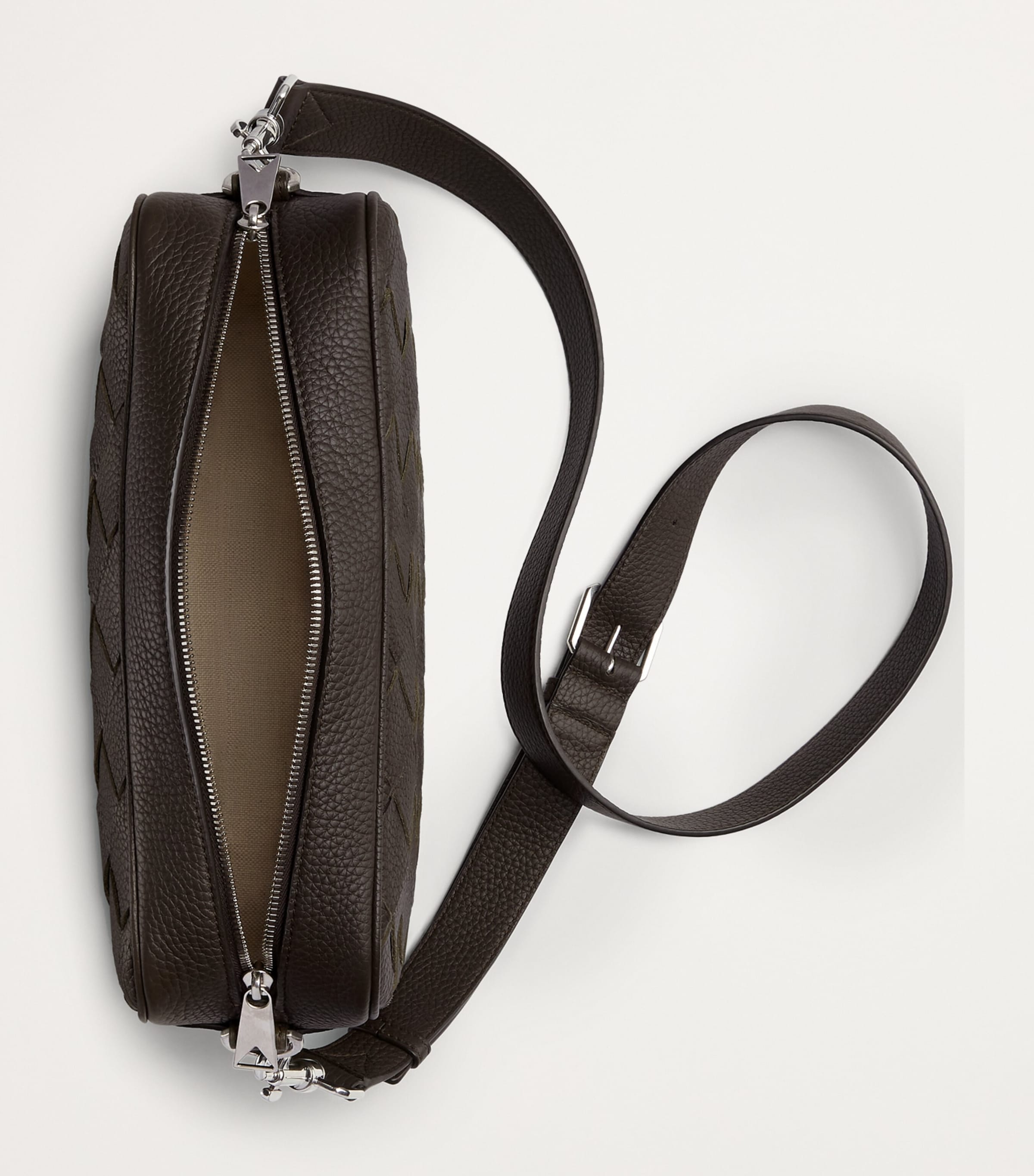 ショルダーバッグ BV490 INTRECCIATO CAMERA BAG Intrecciato leather camera bag in black - Bottega Veneta