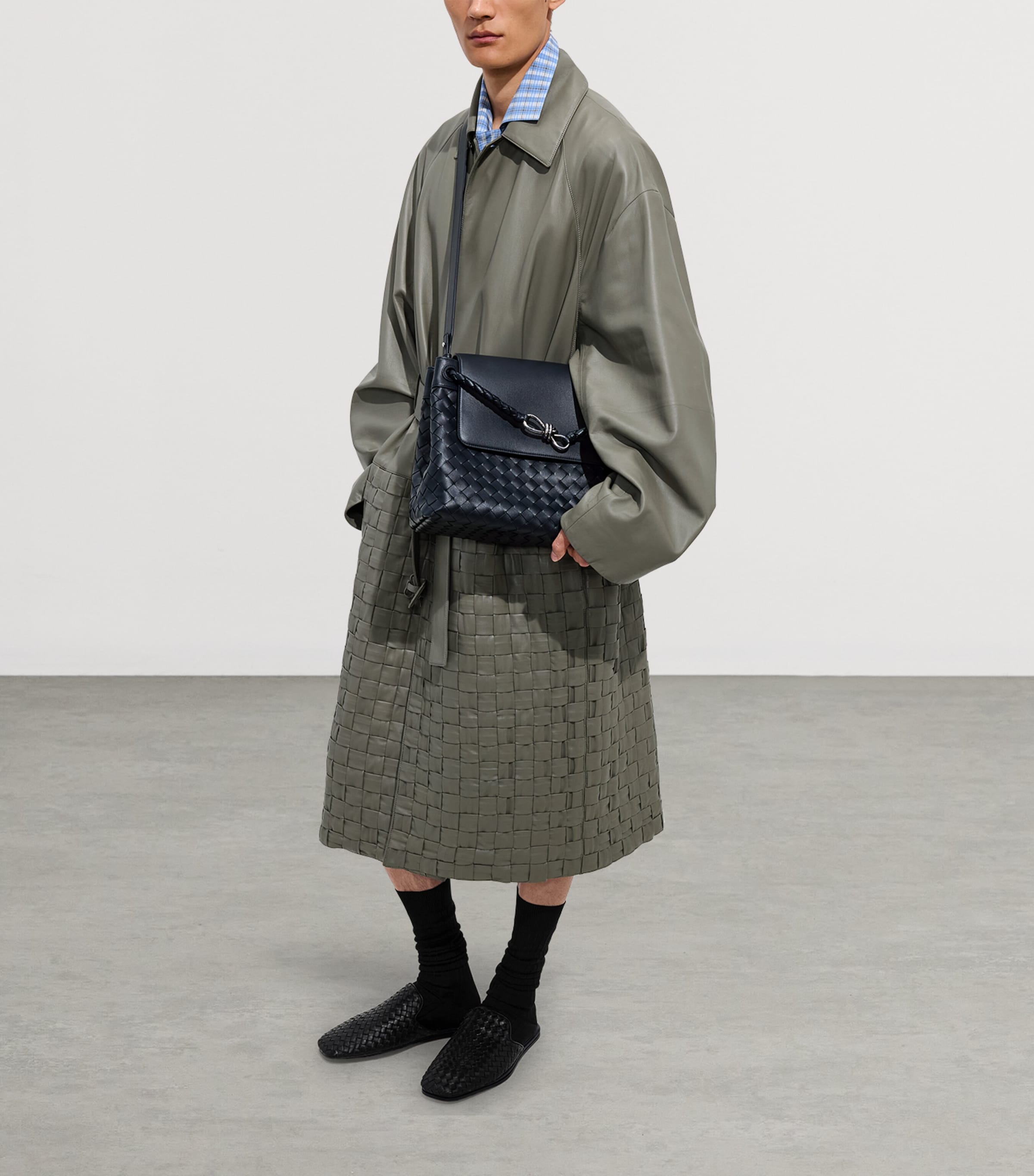 Bottega Veneta Leather Andiamo Messenger Bag Image 2