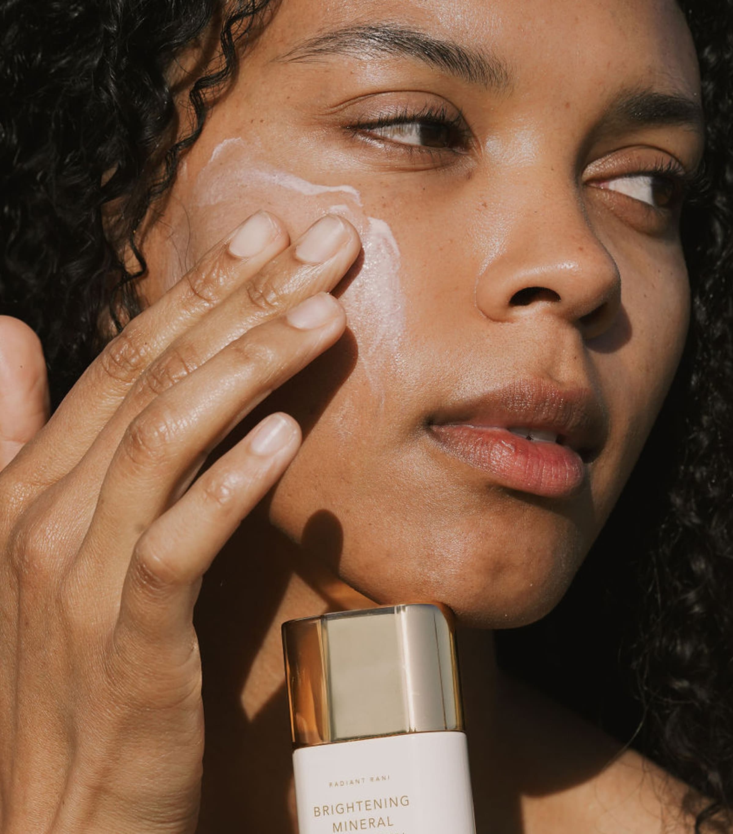 Brightening Mineral Sunscreen SPF 50+ NO COLOUR Image 2