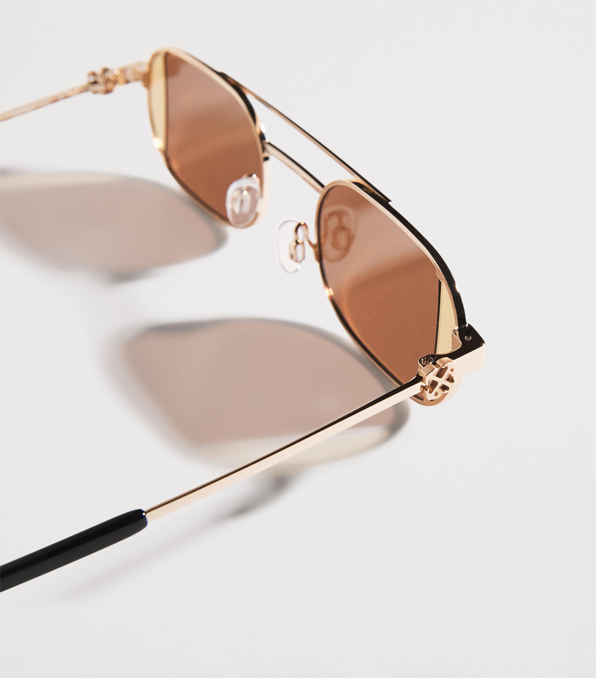 【送料&関税込】Off-White Lynn Sunglasses - Unisex Lynn Sunglasses in GOLD | Off-White™