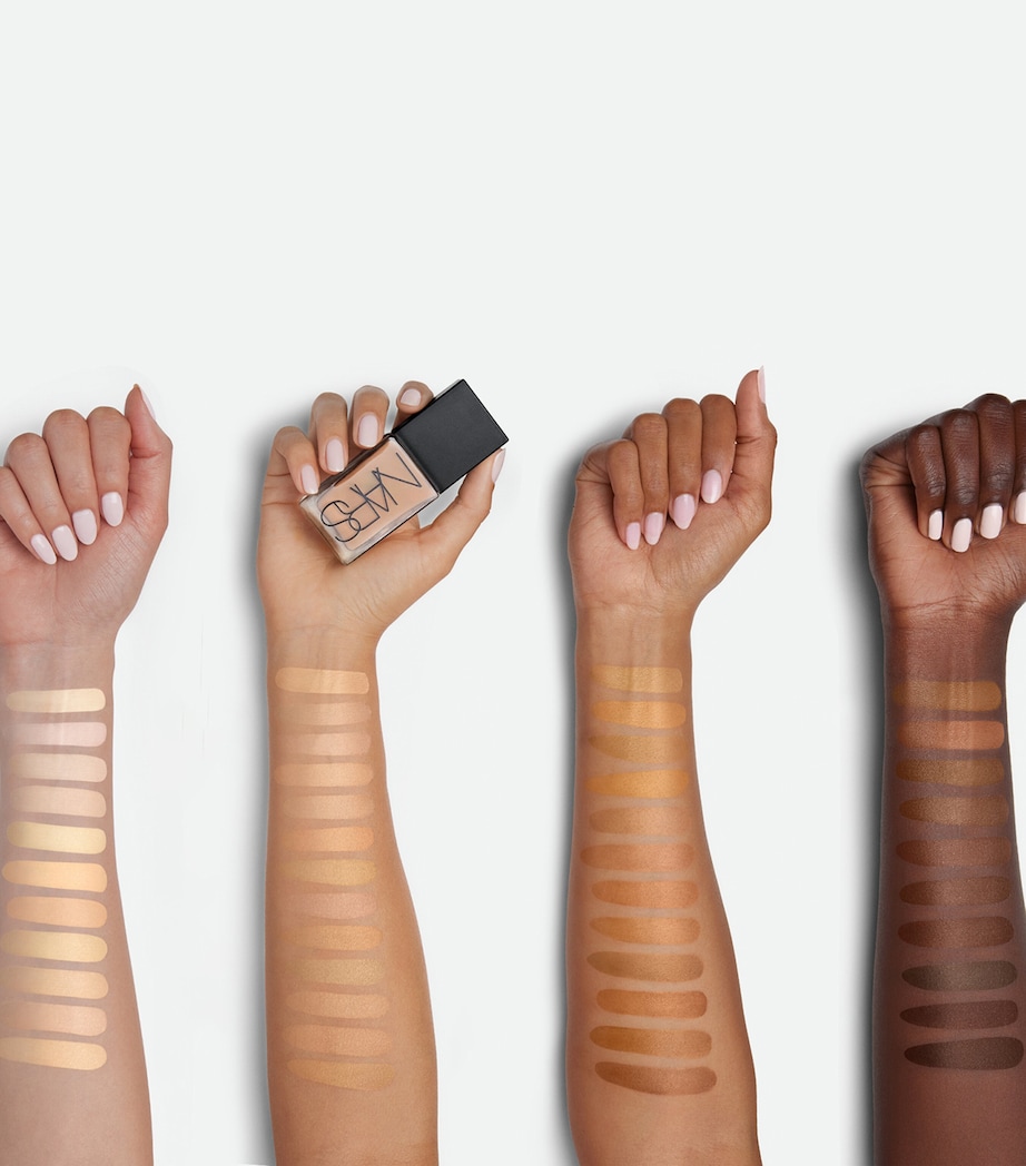 Light Reflecting Foundation SEVILLE Image 4