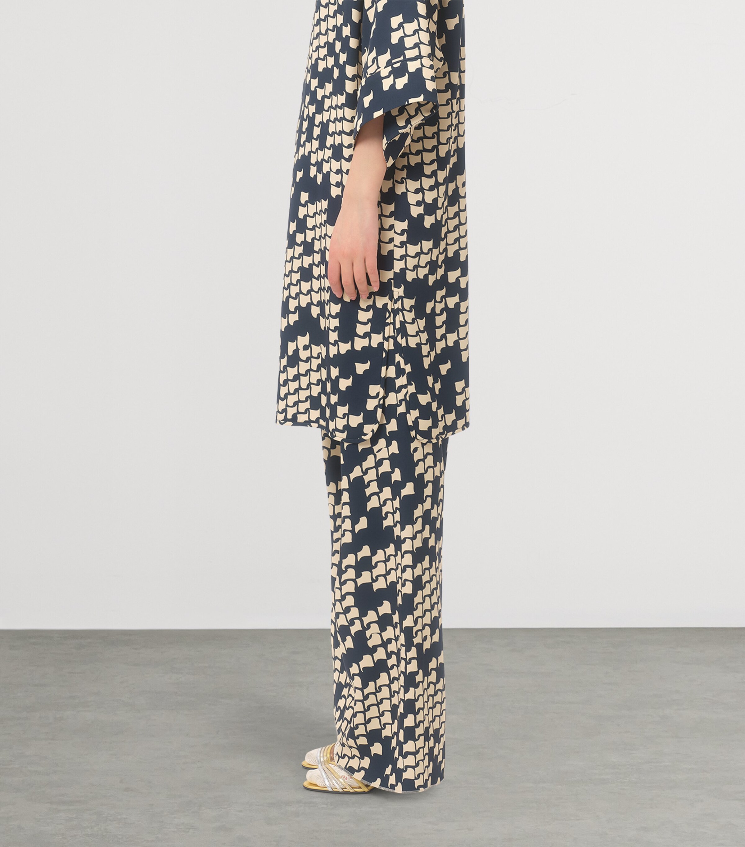 【送料&関税込】Valentino Wool And Silk Trousers High-rise wool and silk pants in black - Valentino | Mytheresa