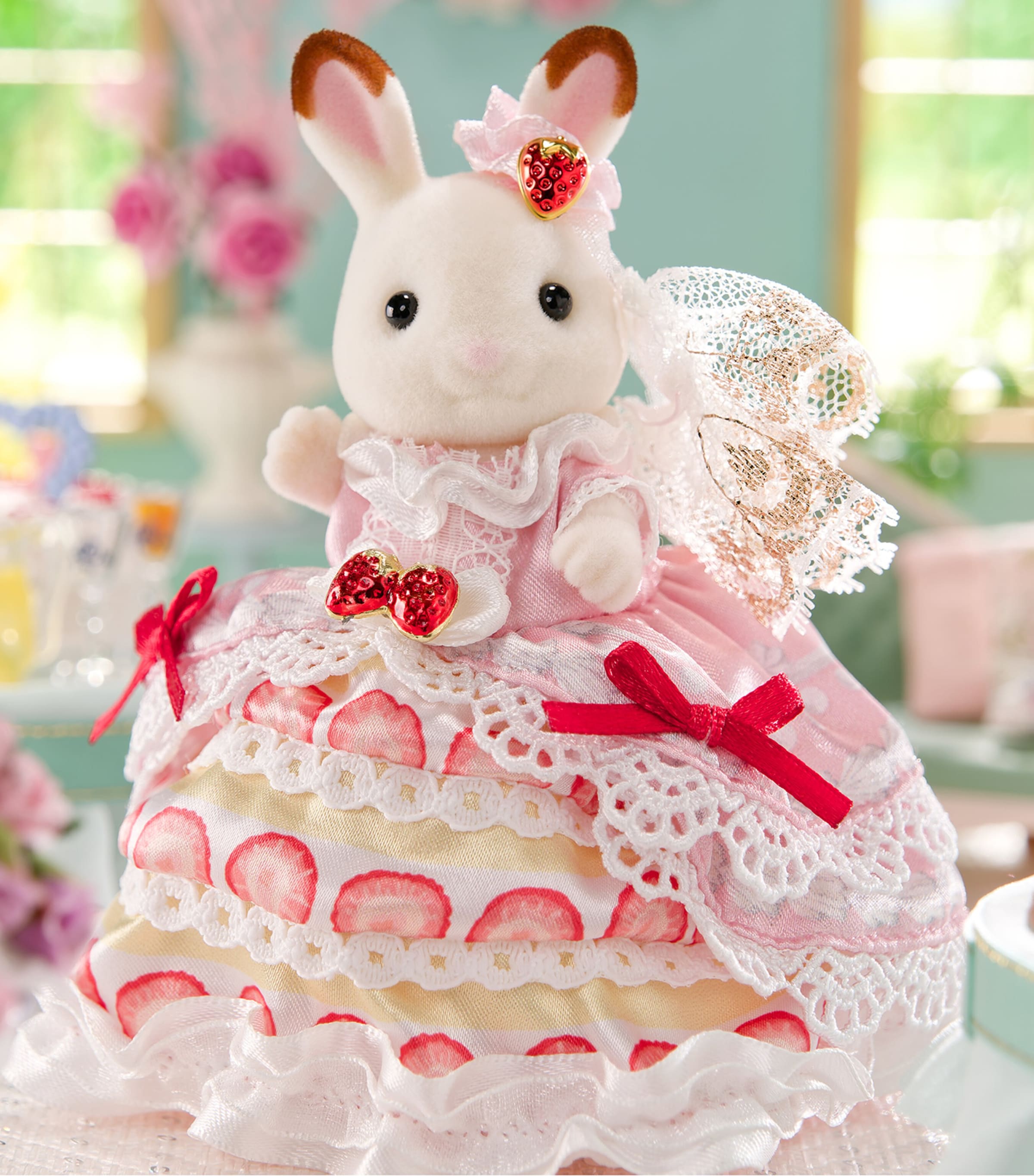 Sylvanian Families Freya's Birthday Celebration Strawberry Cake Dress Image 2