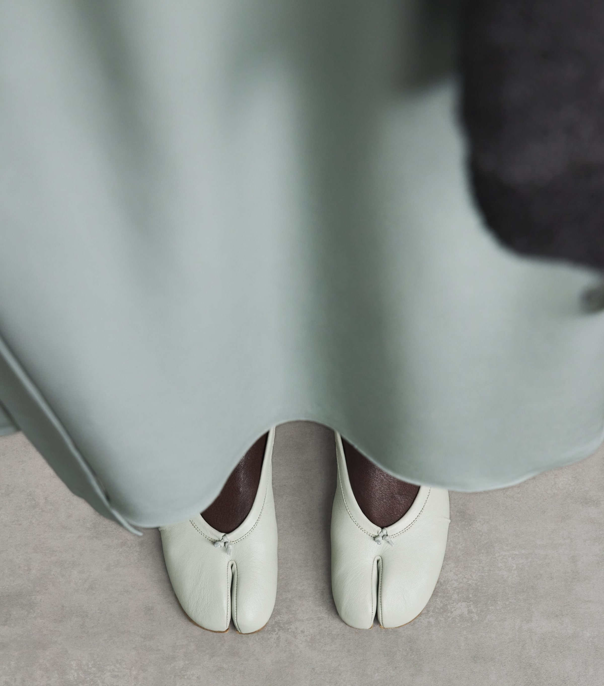 Maison Margiela Womens Leather Tabi Ballet Flats Bone Image 2