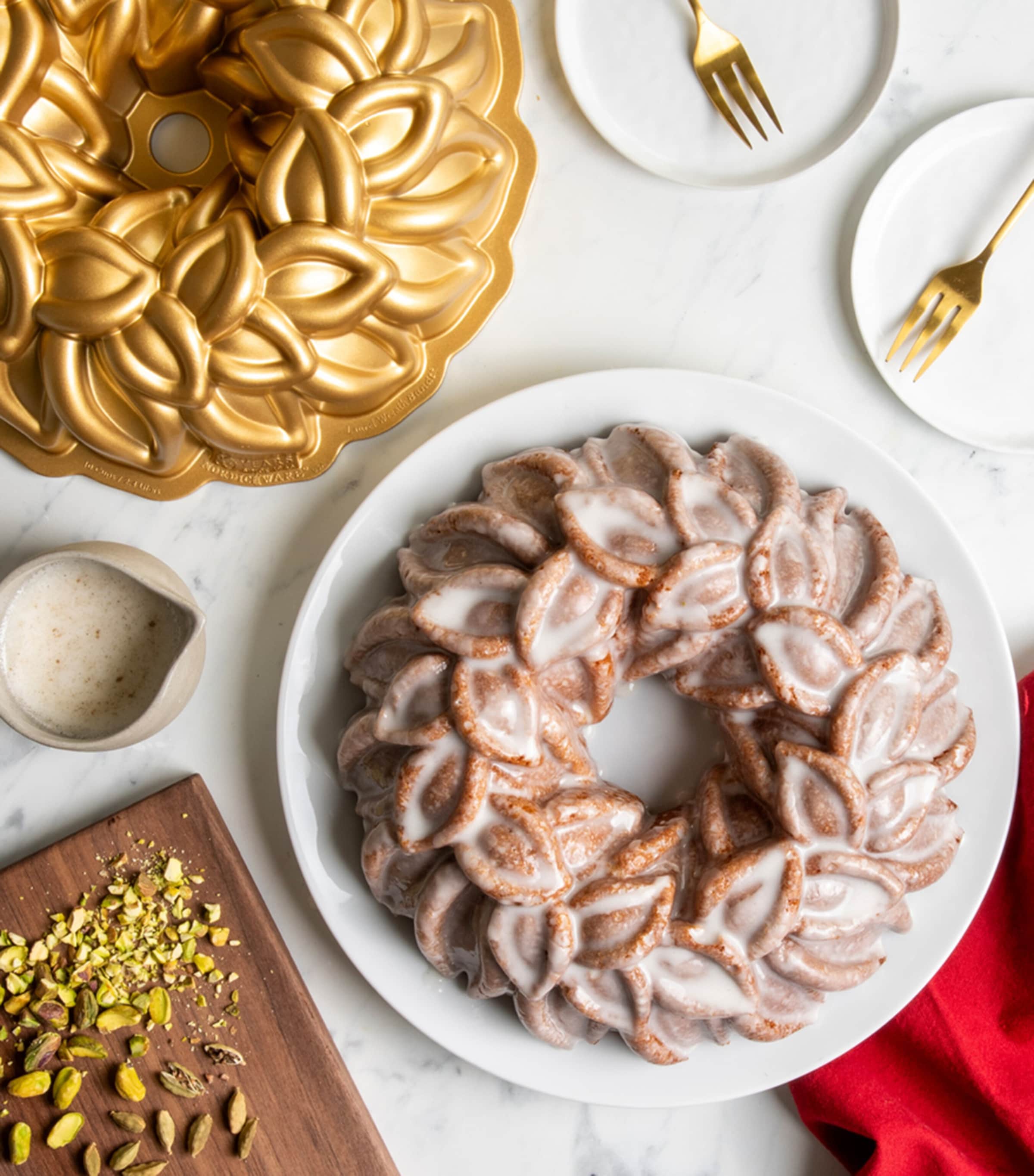 Nordic Ware Laurel Wreath Bundt Pan Gold Image 8