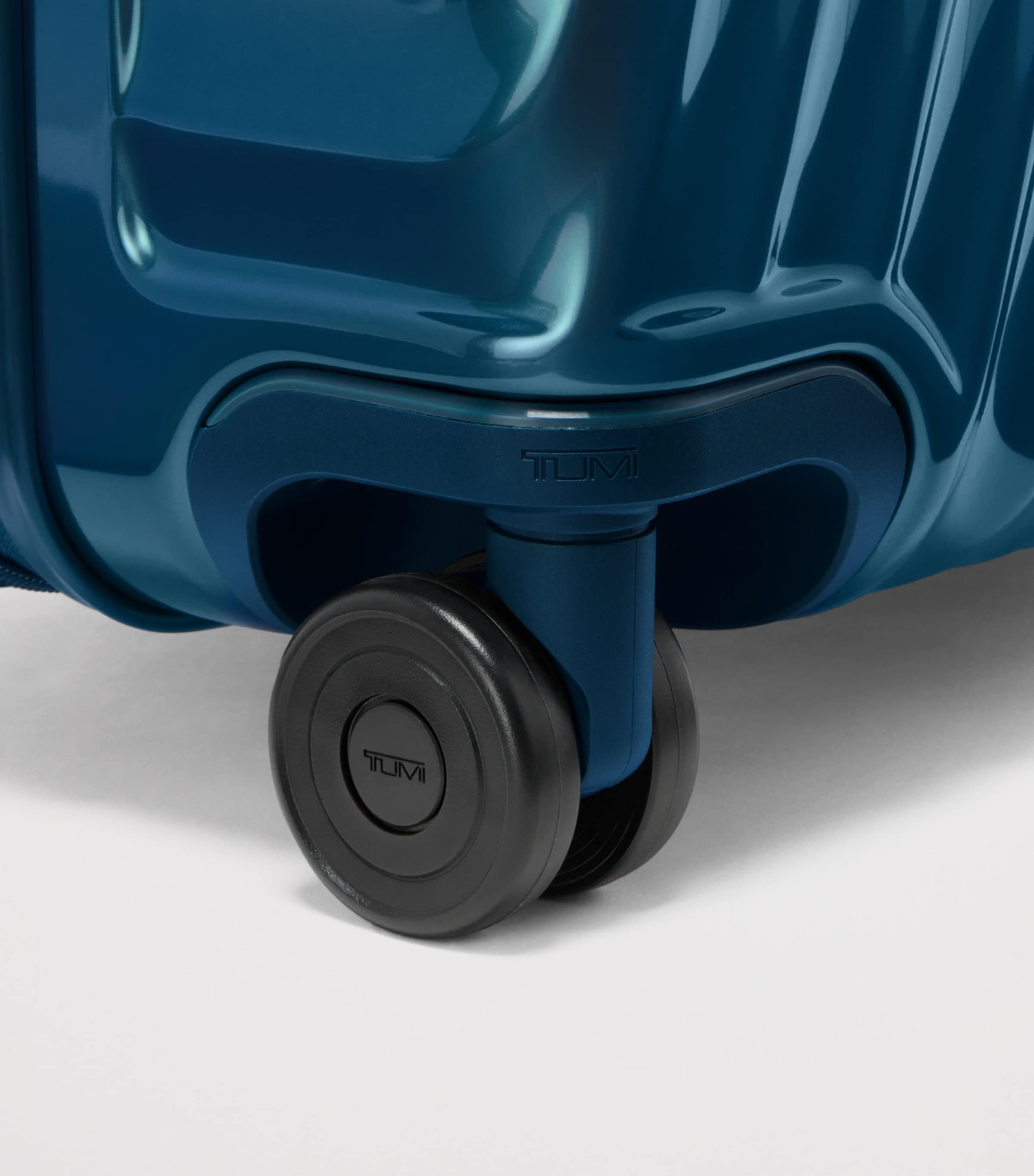 19 Degree Extended Trip Check-In Suitcase (77.5cm) BLUE IRIDESCENT A867 Image 6