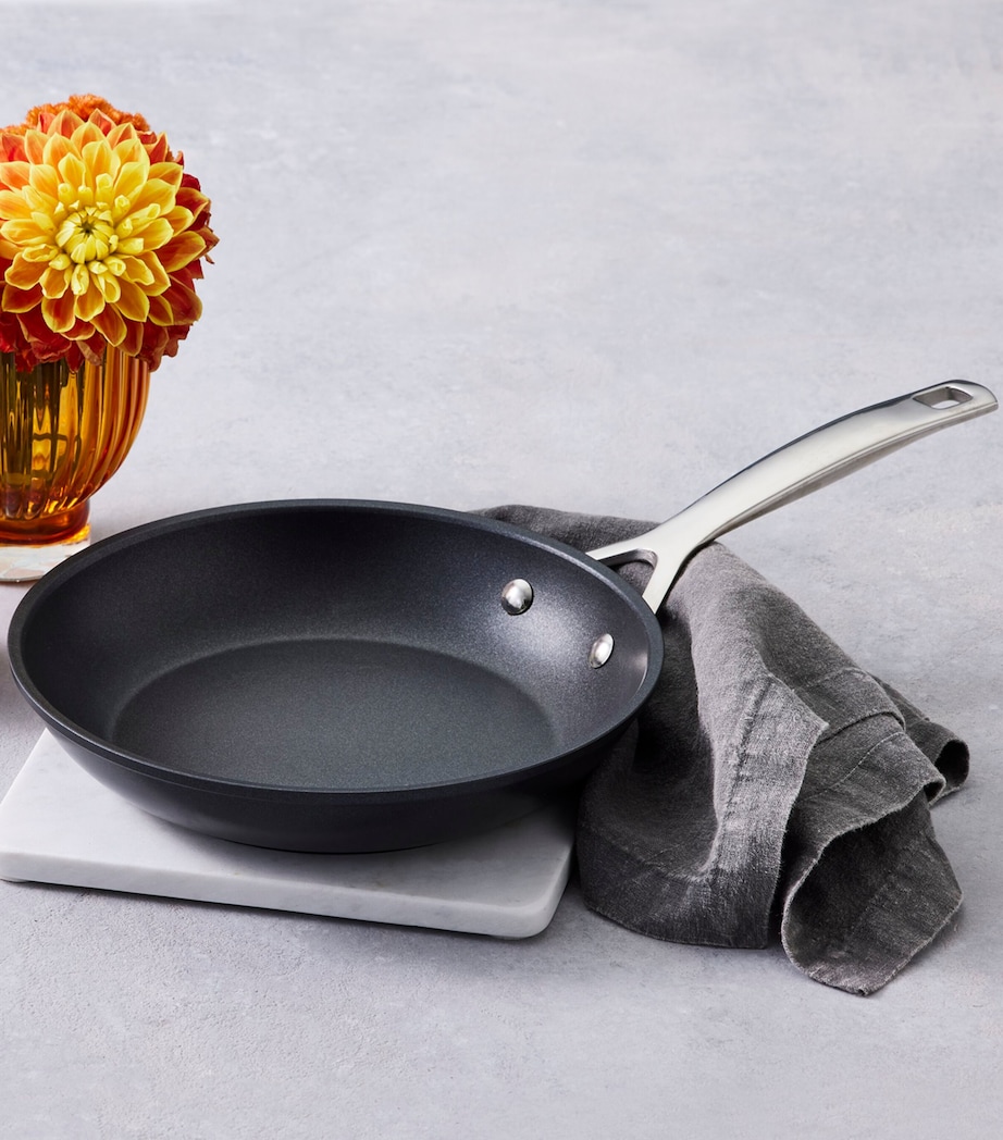 Le Creuset Non-Stick Shallow Frying Pan (22cm) Image 7