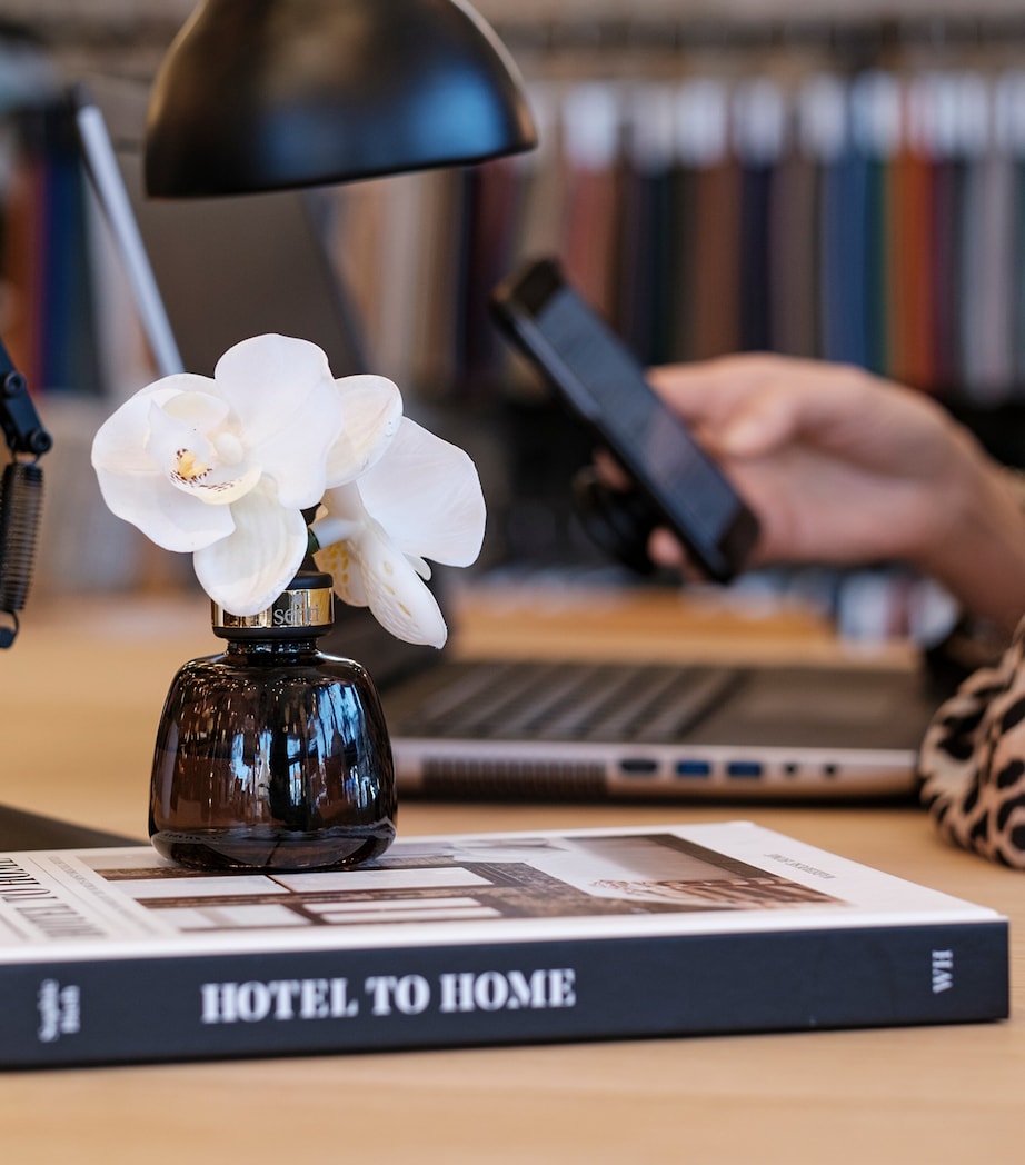 The Little Orchid Amber and Oud Diffuser (100ml) BRONZE Image 5