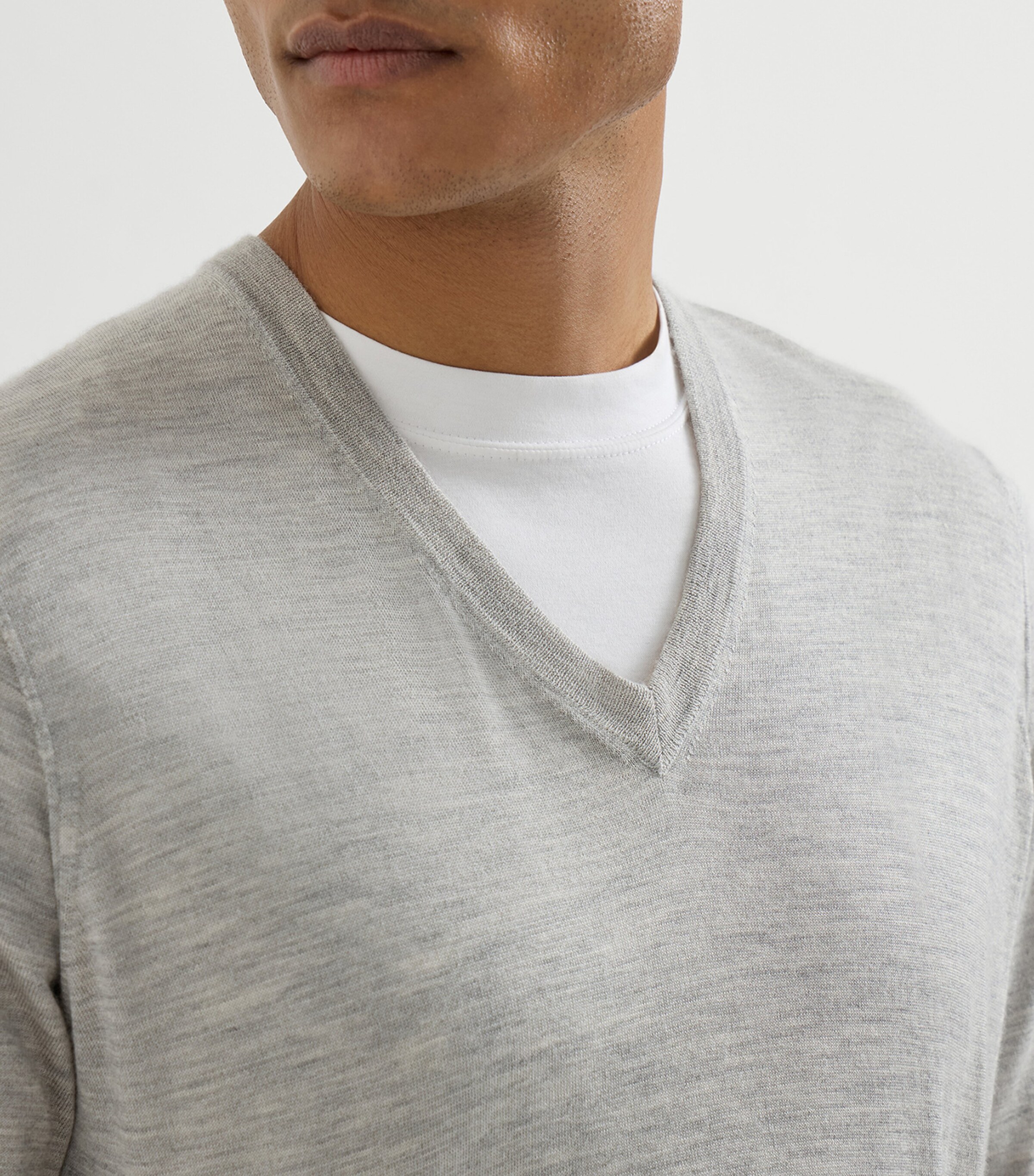 Brunello Cucinelli Mens Cashmere-Silk V-Neck Sweater Image 4