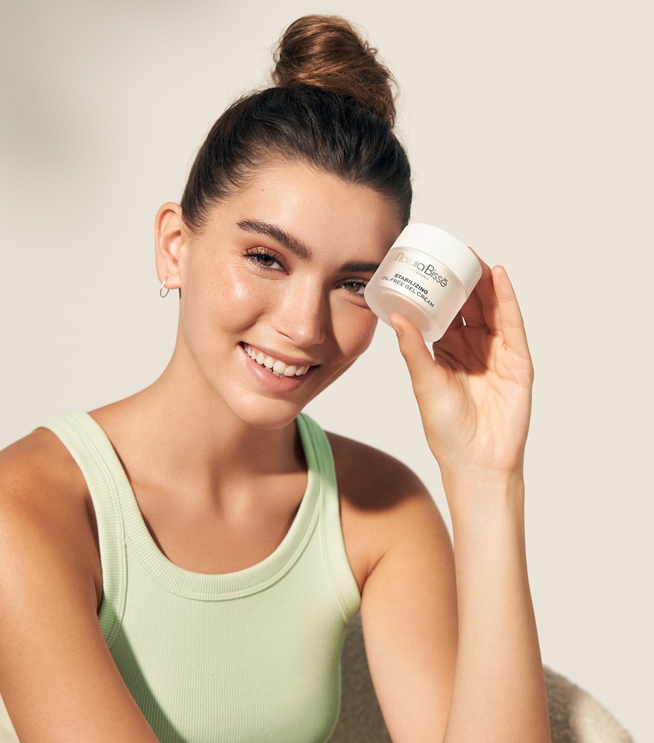 Stabilising Oil-Free Gel Cream (50ml) NO COLOUR Image 3