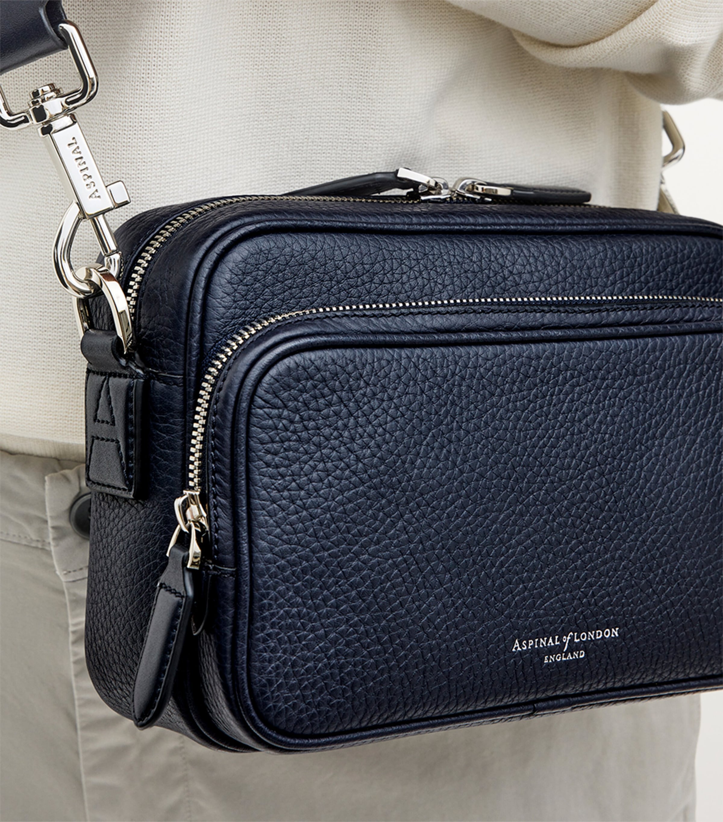 Leather Reporter East West Messenger Bag NAVY Image 6