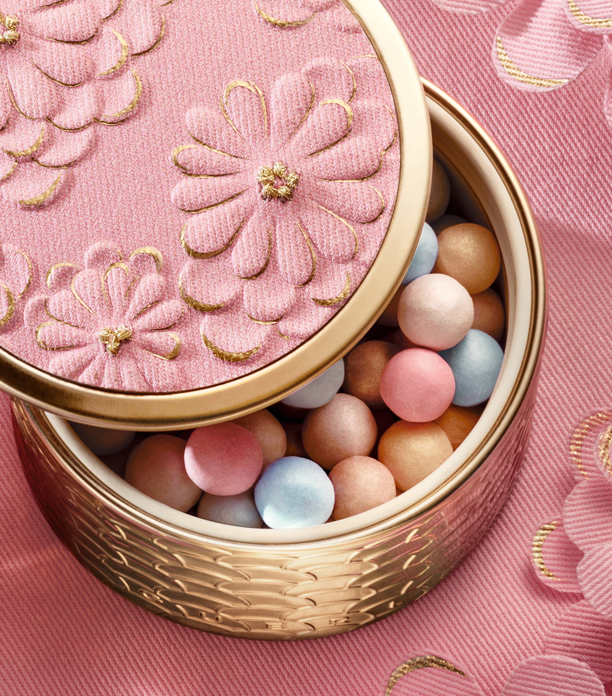 Guerlain Météorites Light-Revealing Pearls of Powder Blooming Glow Image 4