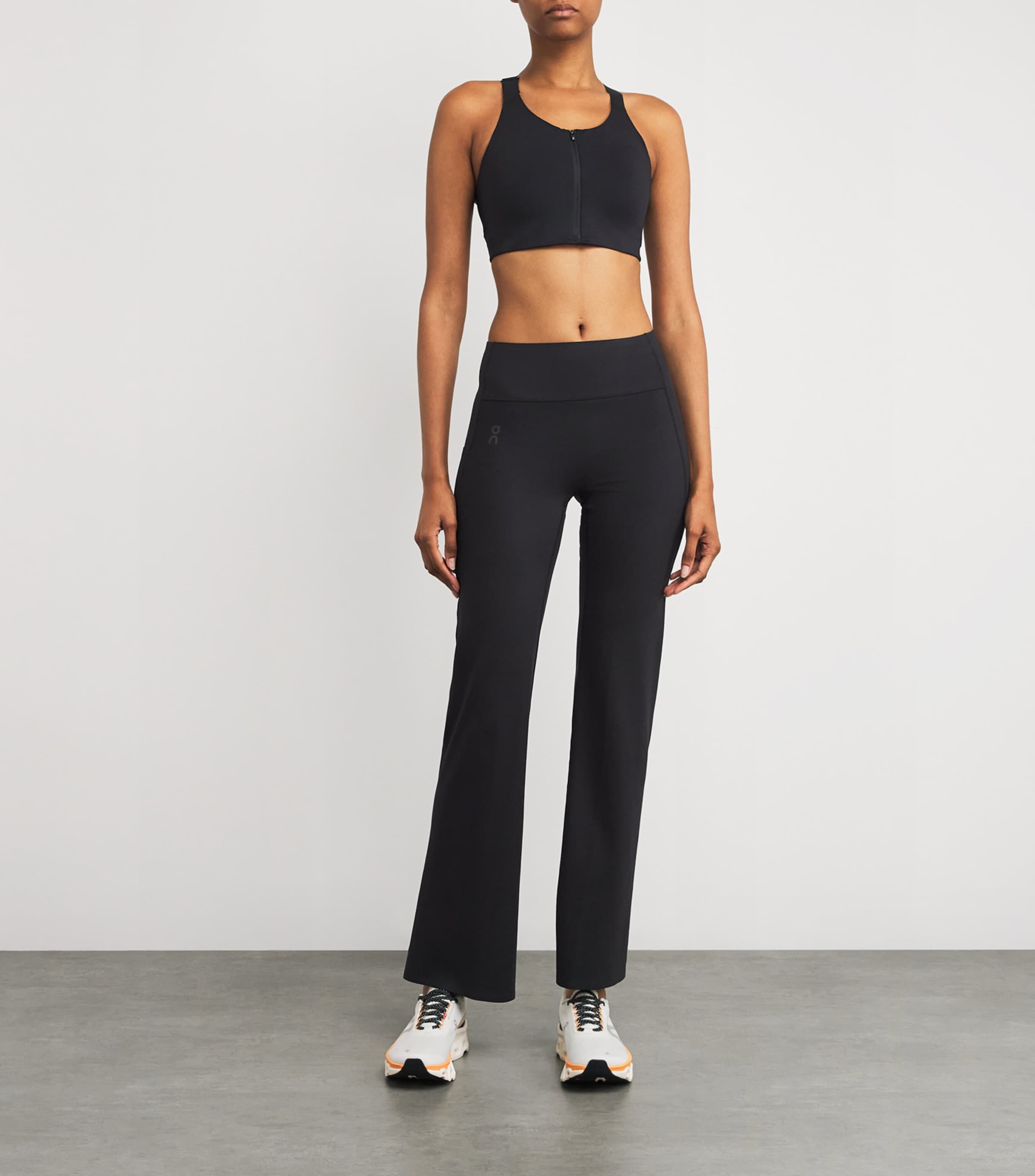 Endurance Zip-Up Bra BLACK Image 2