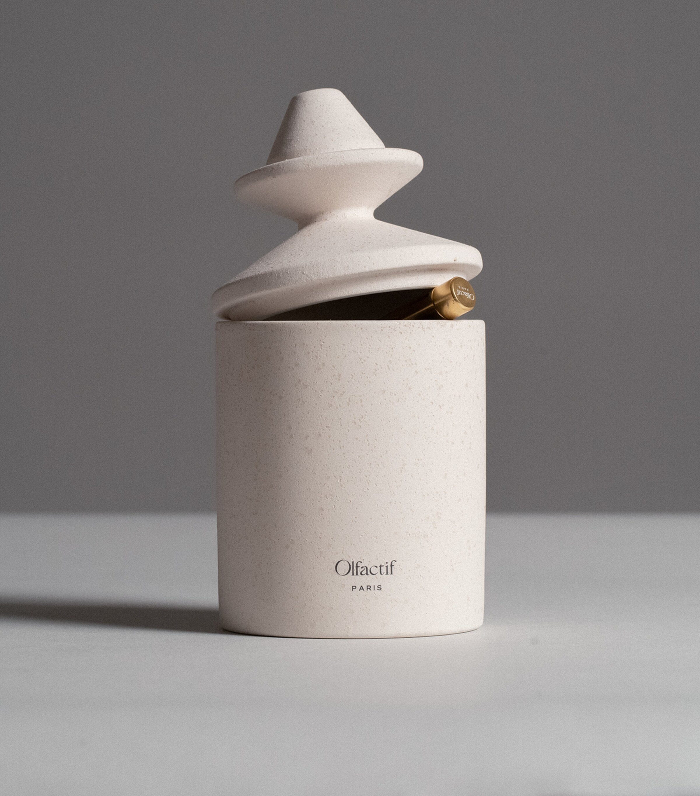 Olfactif Leo Amber Candle (240g) White Image 4