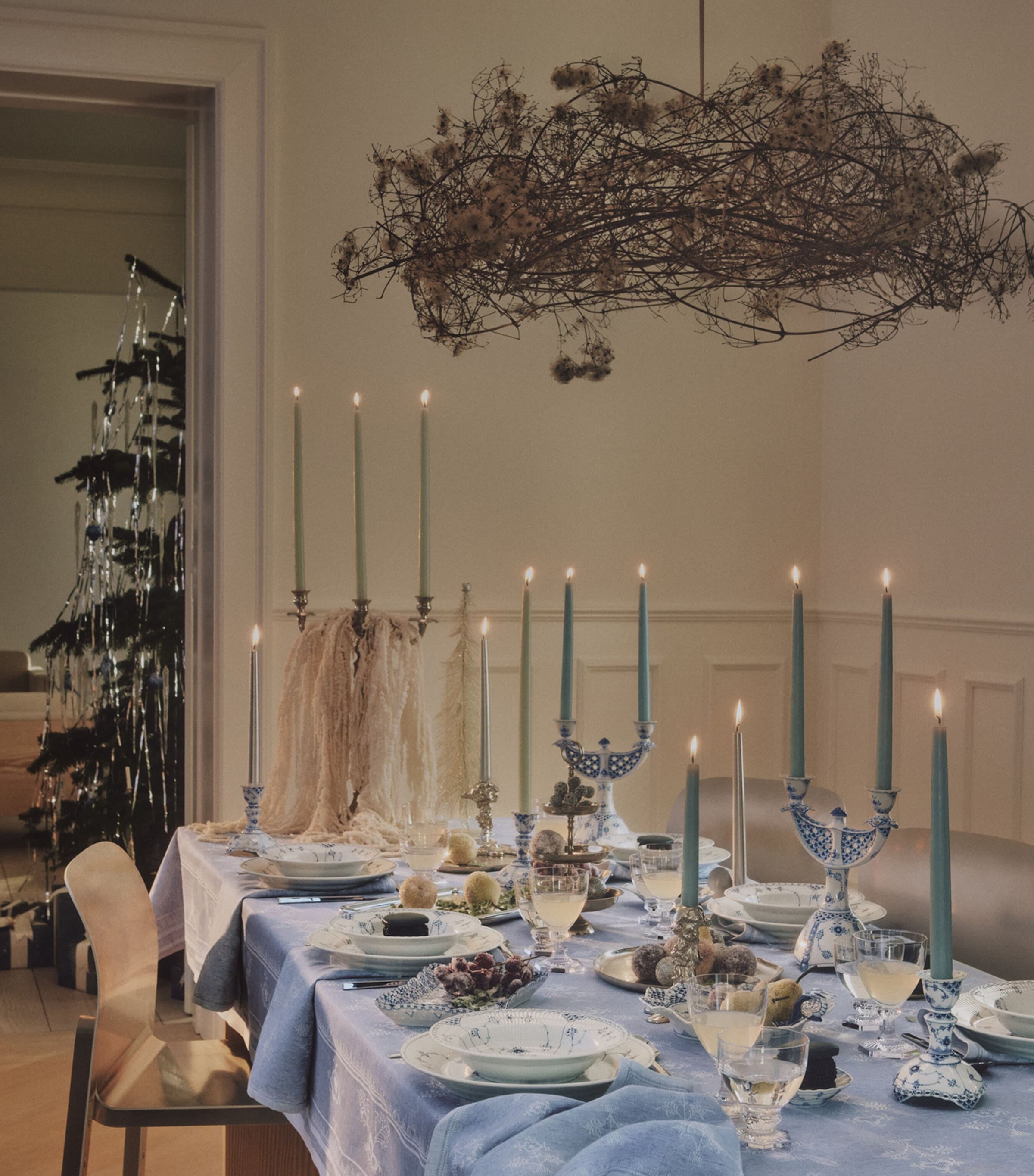 Royal Copenhagen Jacquard Heritage Tablecloth (145cm x 270cm) Blue Image 2