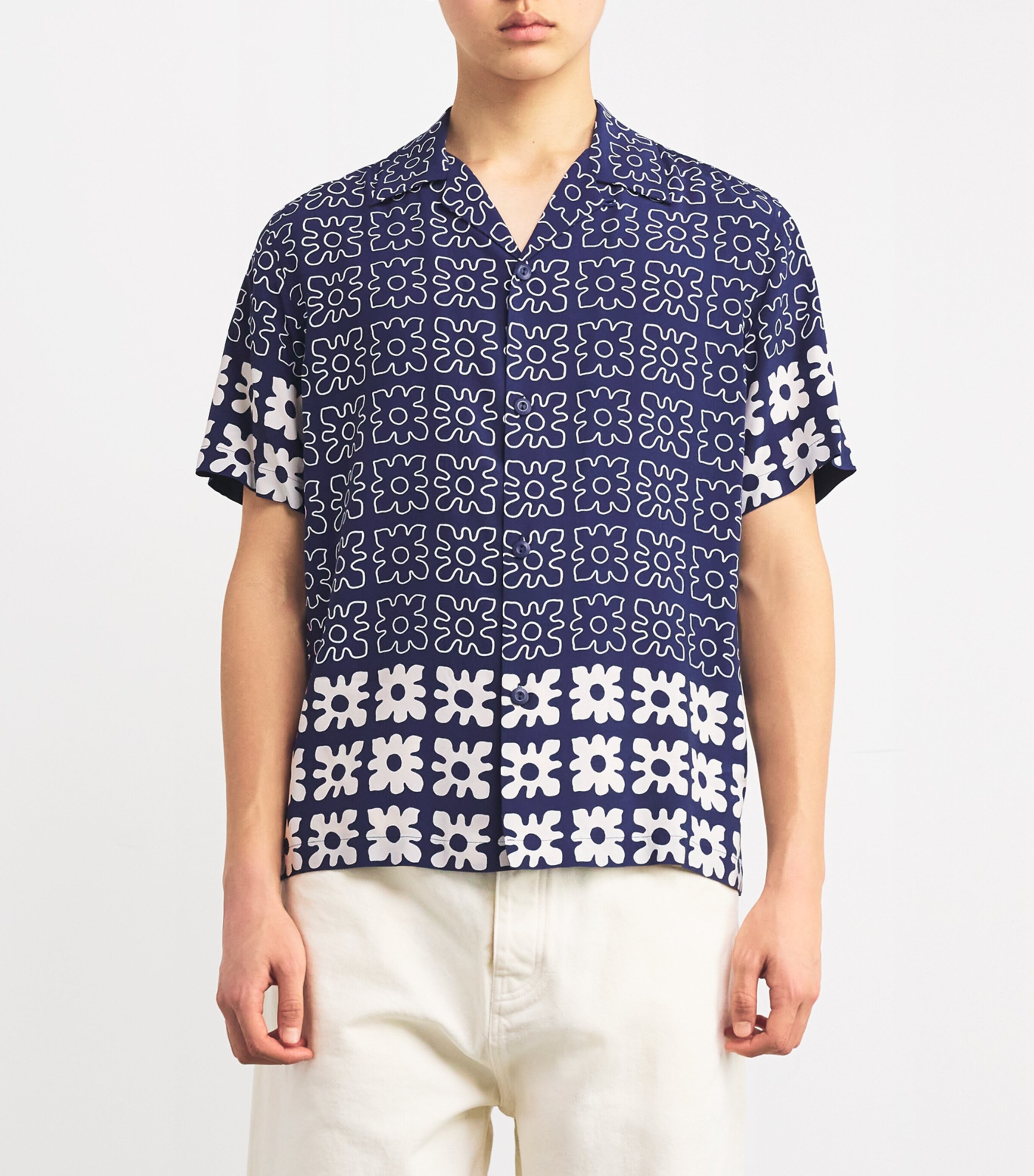 【海外限定】SandroTシャツ☆Flower-Embroidered Short-Sleeve C T-shirt with flower detail white / beige for Men | Sandro Paris