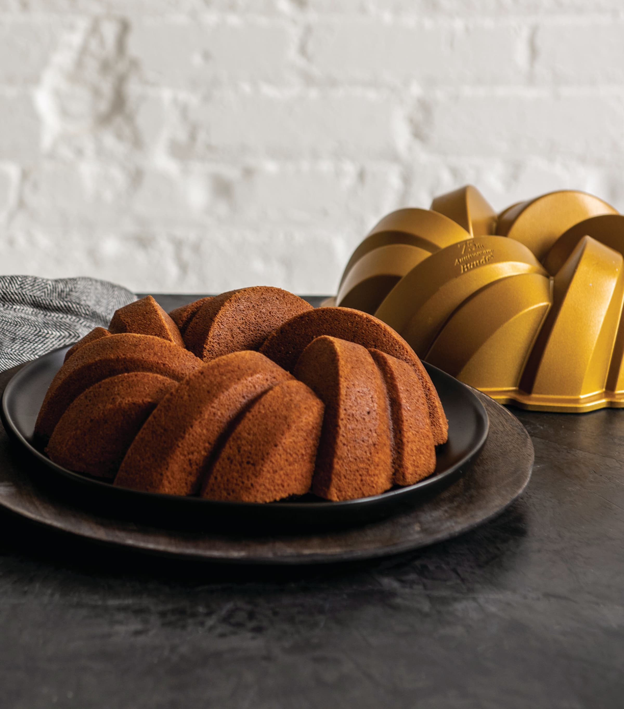 75th Anniversary Braided Bundt Pan (27cm) GOLD Image 6