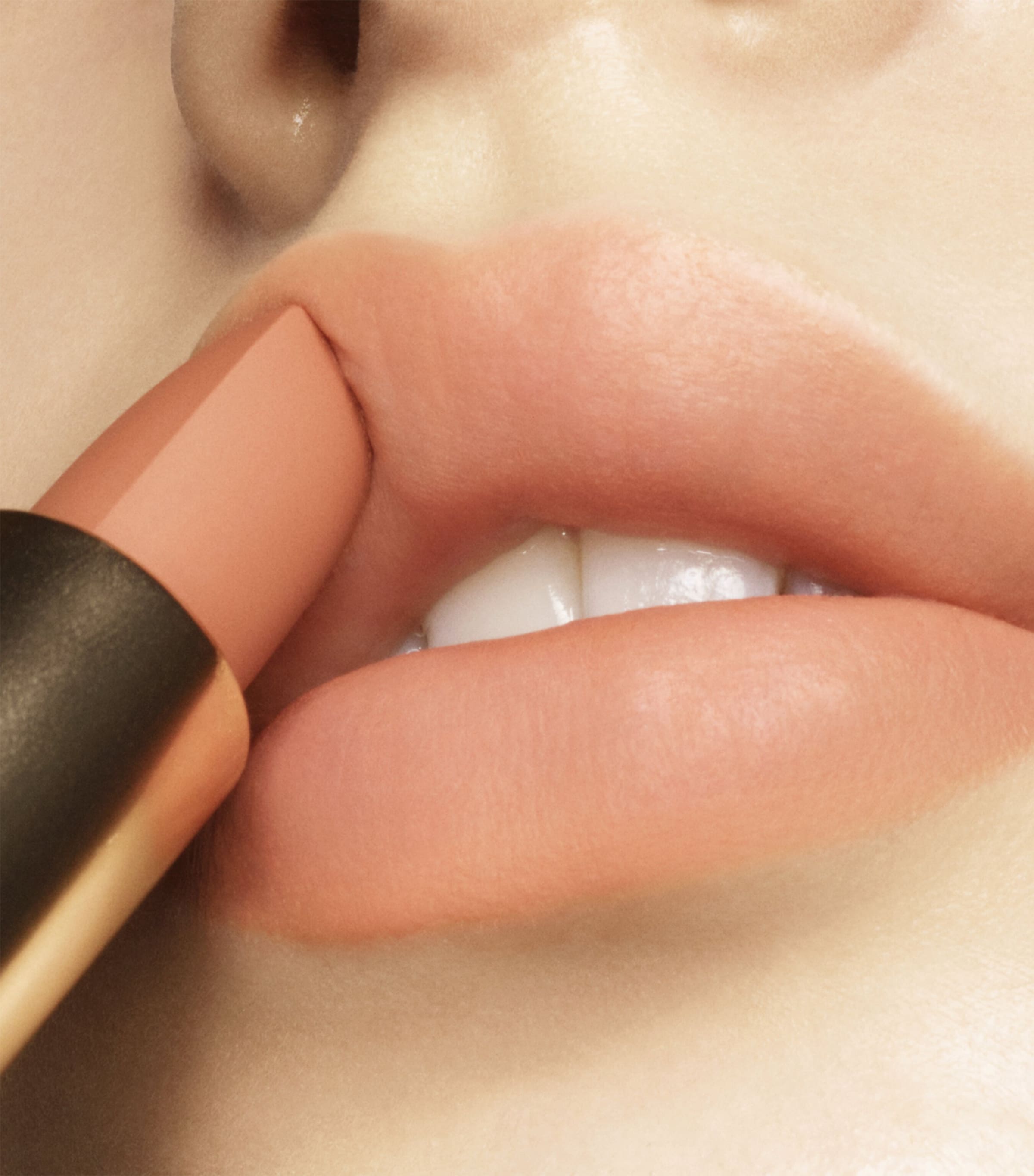 Sheer Matte Lipstick 01 BEIGE ROSE Image 3