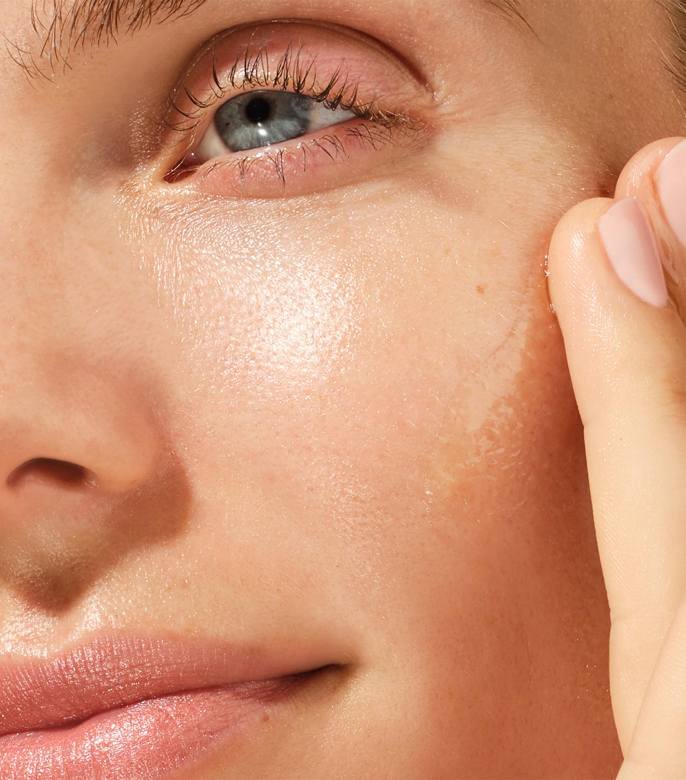 The Brightening Serum (30ml) NO COLOUR Image 4