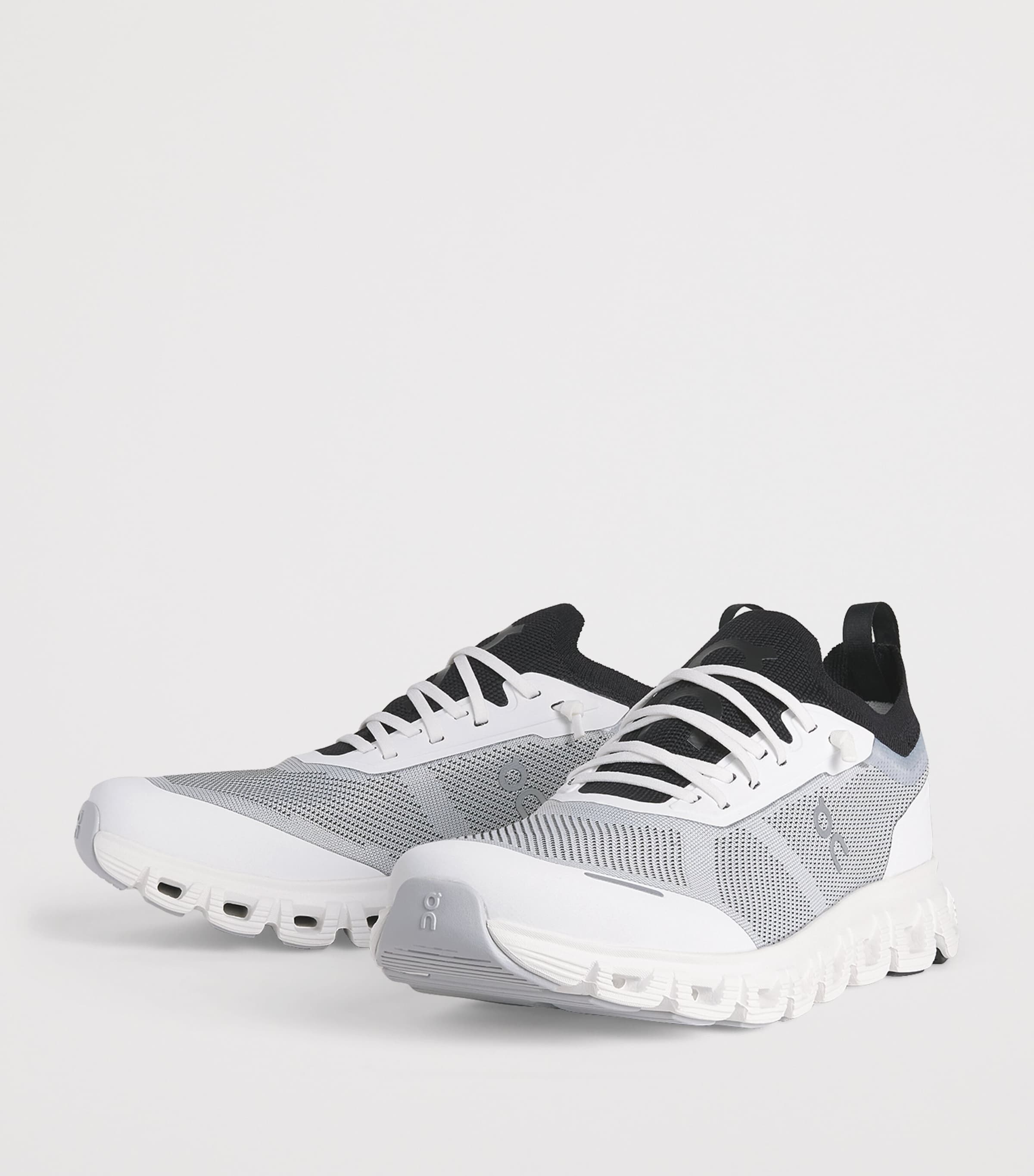 On Womens Cloud 6 Versa Trainers White | Black Image 3