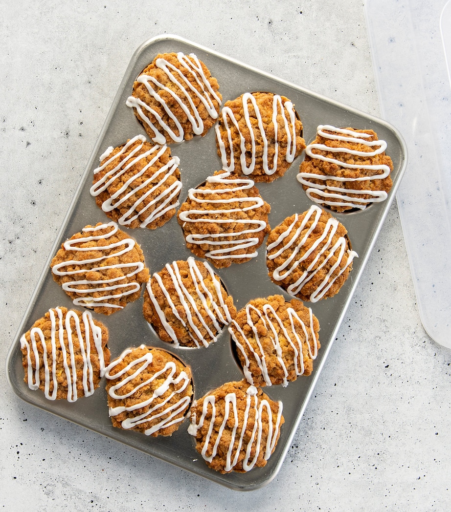 Naturals 12-Cup Muffin Pan with Lid (34cm x 25cm) SILVER Image 5