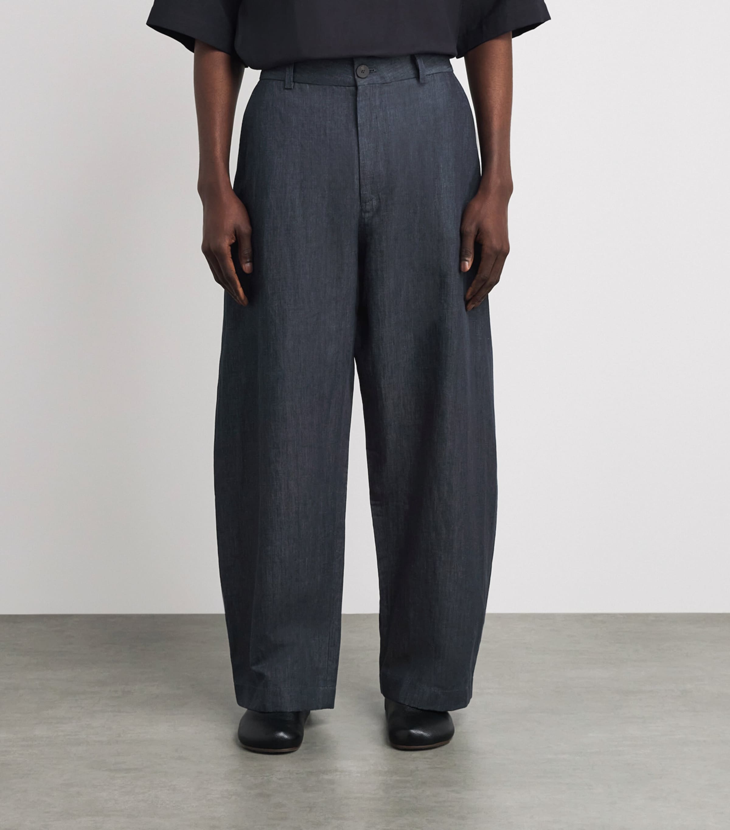 Studio Nicholson Mens Cotton-Linen Curved Trousers Indigo Image 4