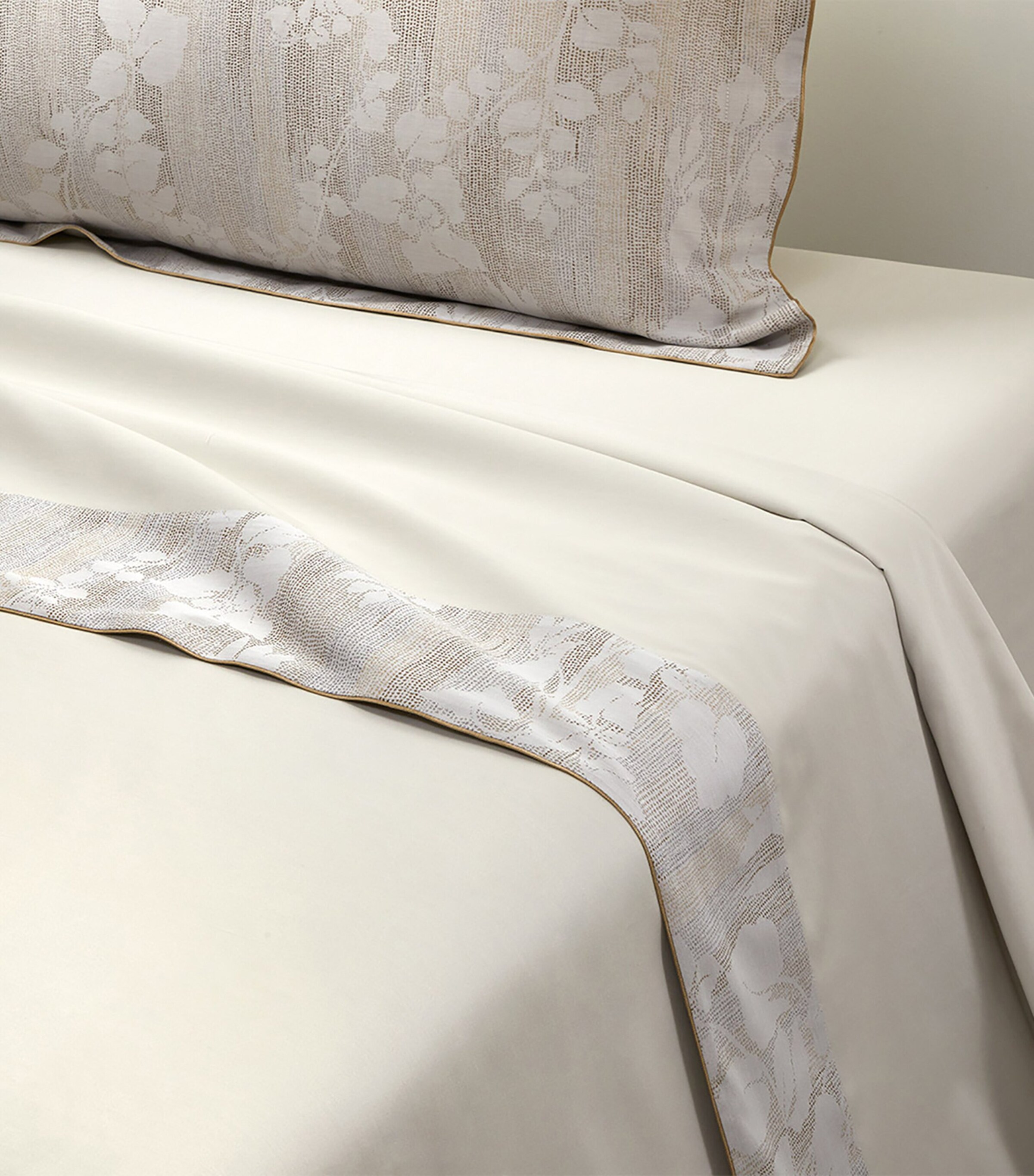 Yves Delorme Nymphes Natural Super King Flat Sheet (270cm x 295cm) Natural Image 2