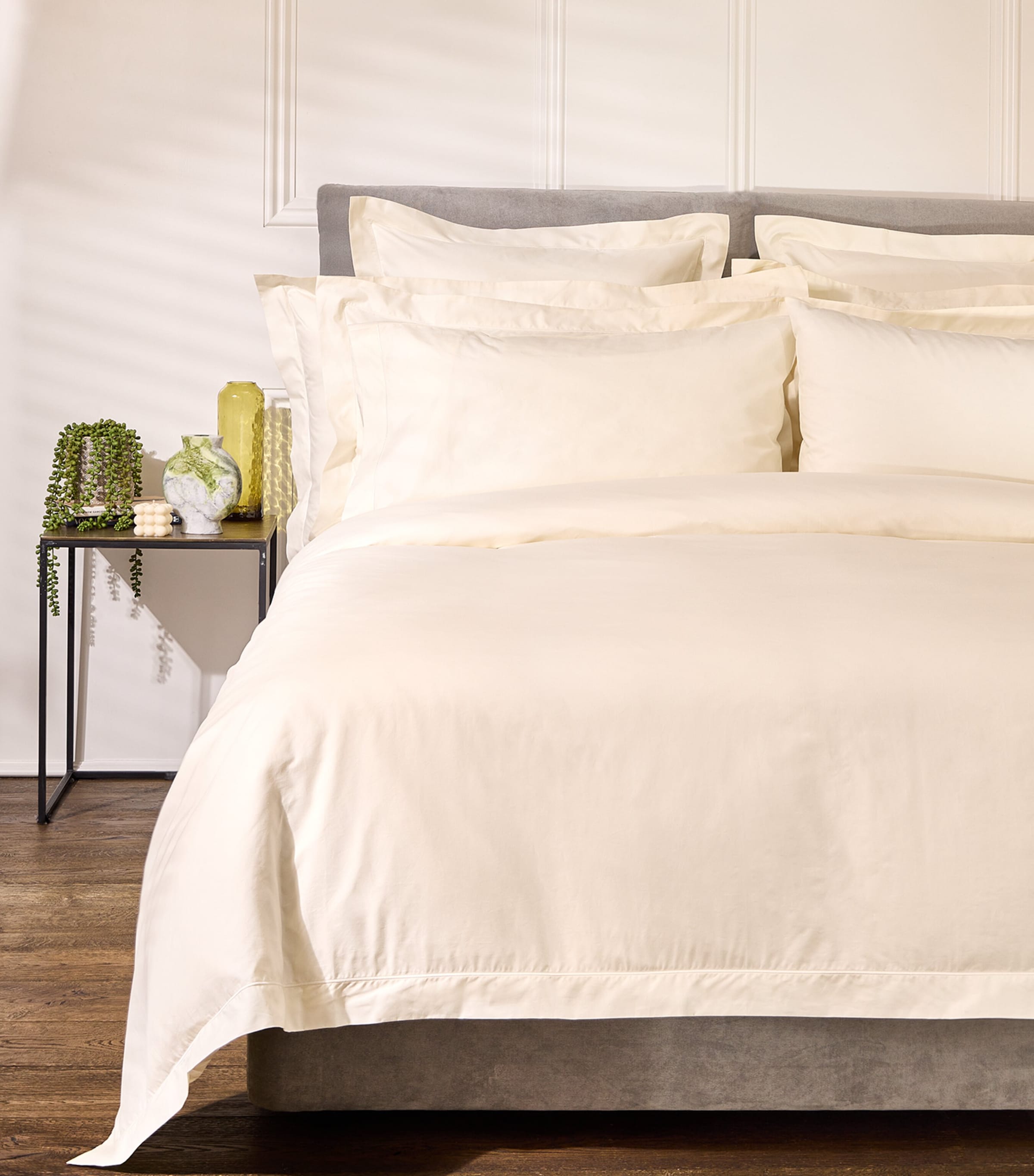 Harrods of London Chester Super King Fitted Sheet (200cm x 180cm) Ivory Image 1