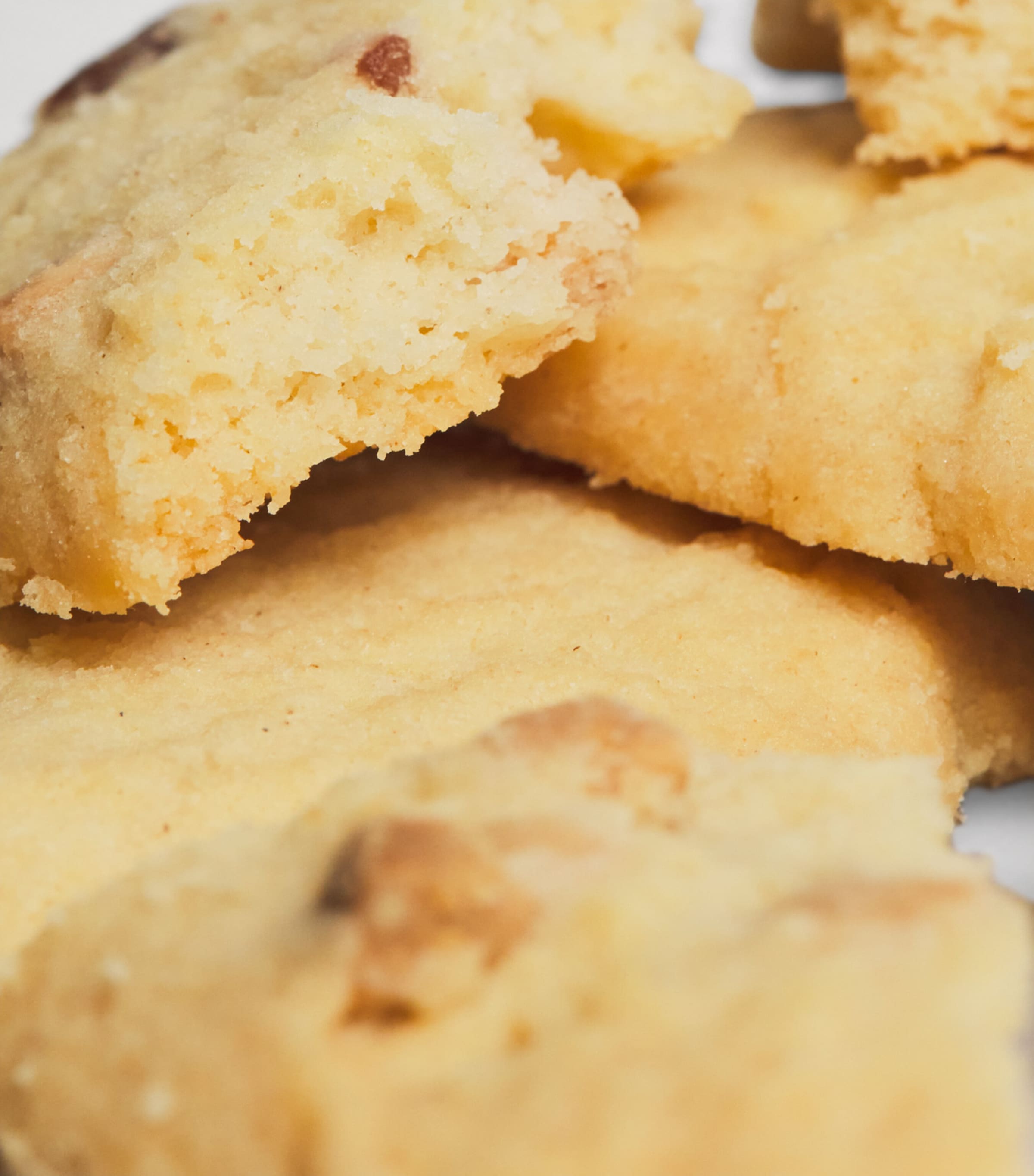 Strawberries and Cream Biscuit Tin (200g) NO COLOUR Image 3