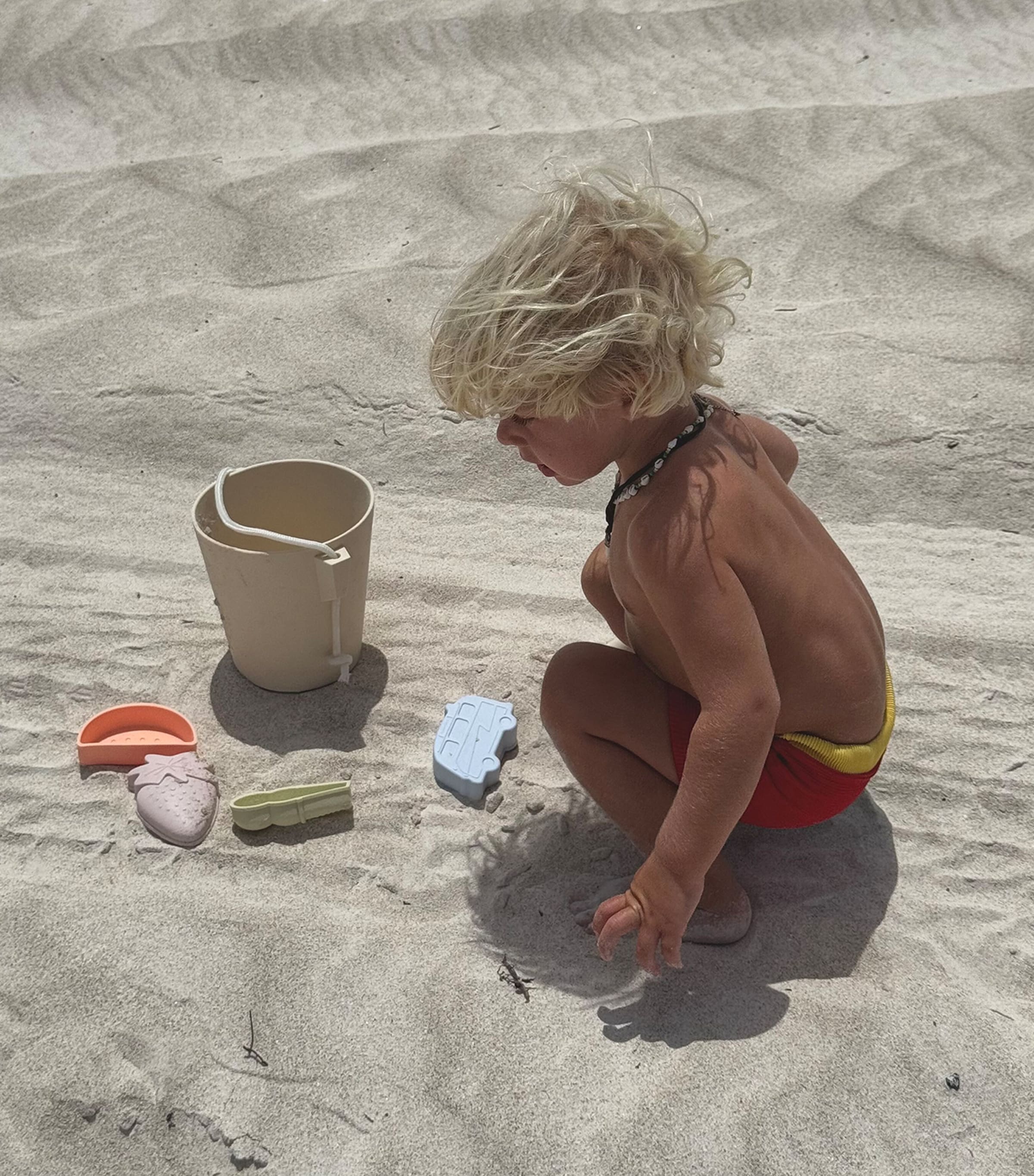 Silicone Bucket and Spade Set APPLE SORBET Image 2