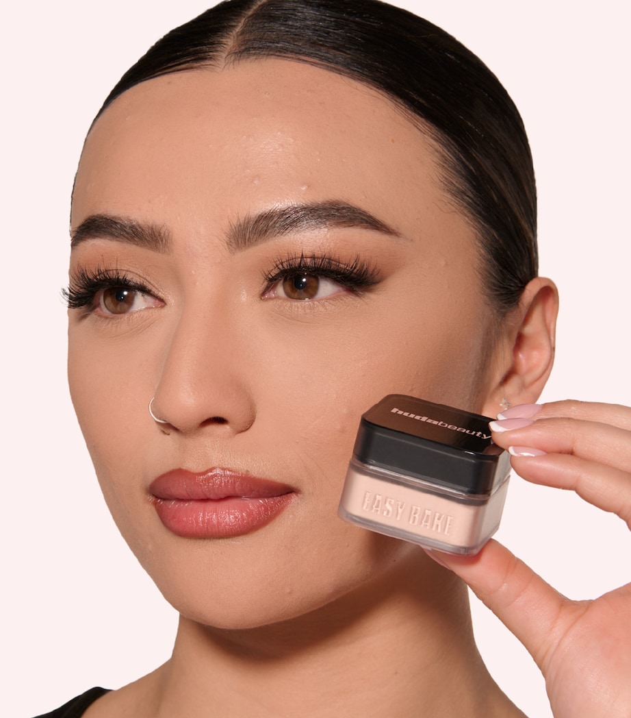 Huda Beauty Mini Easy Bake Loose Powder Birthday Cake Image 3