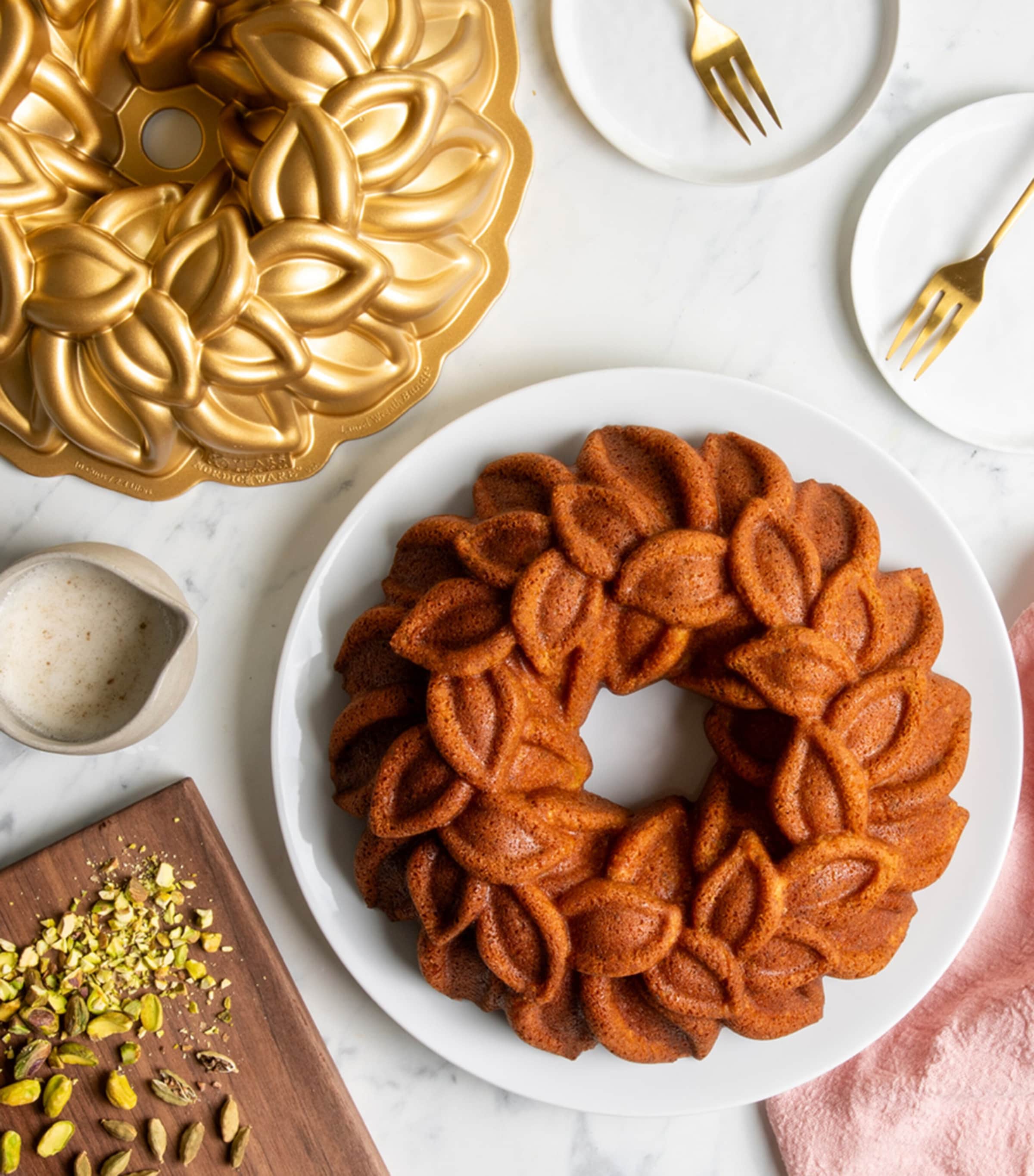 Nordic Ware Laurel Wreath Bundt Pan Gold Image 7