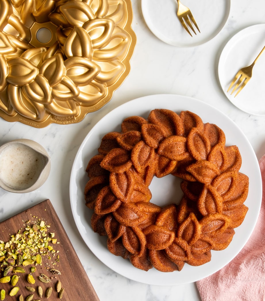 Nordic Ware Laurel Wreath Bundt Pan Gold Image 7