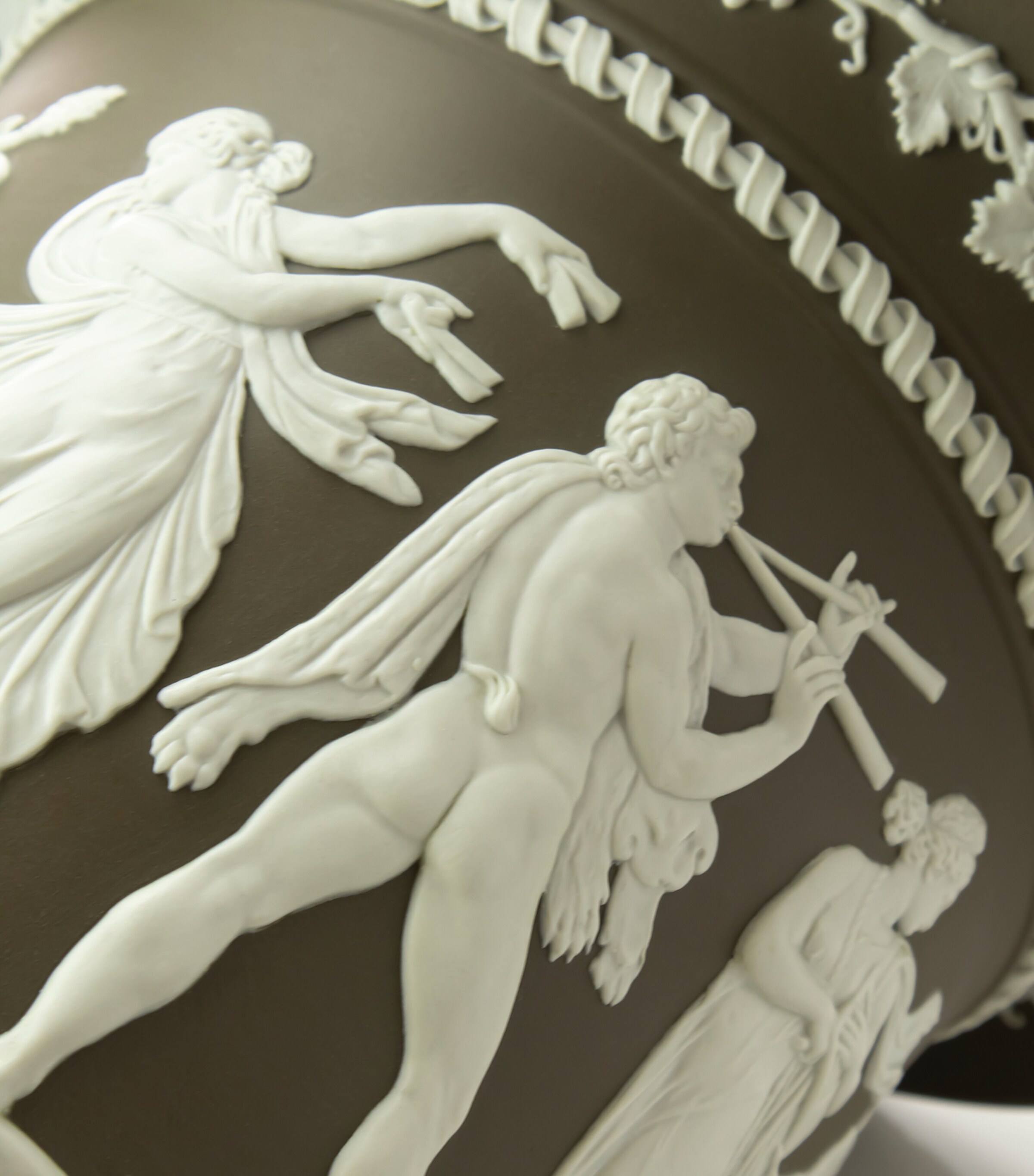 Iconic Borghese Vase (46.5cm) GREEN Image 7