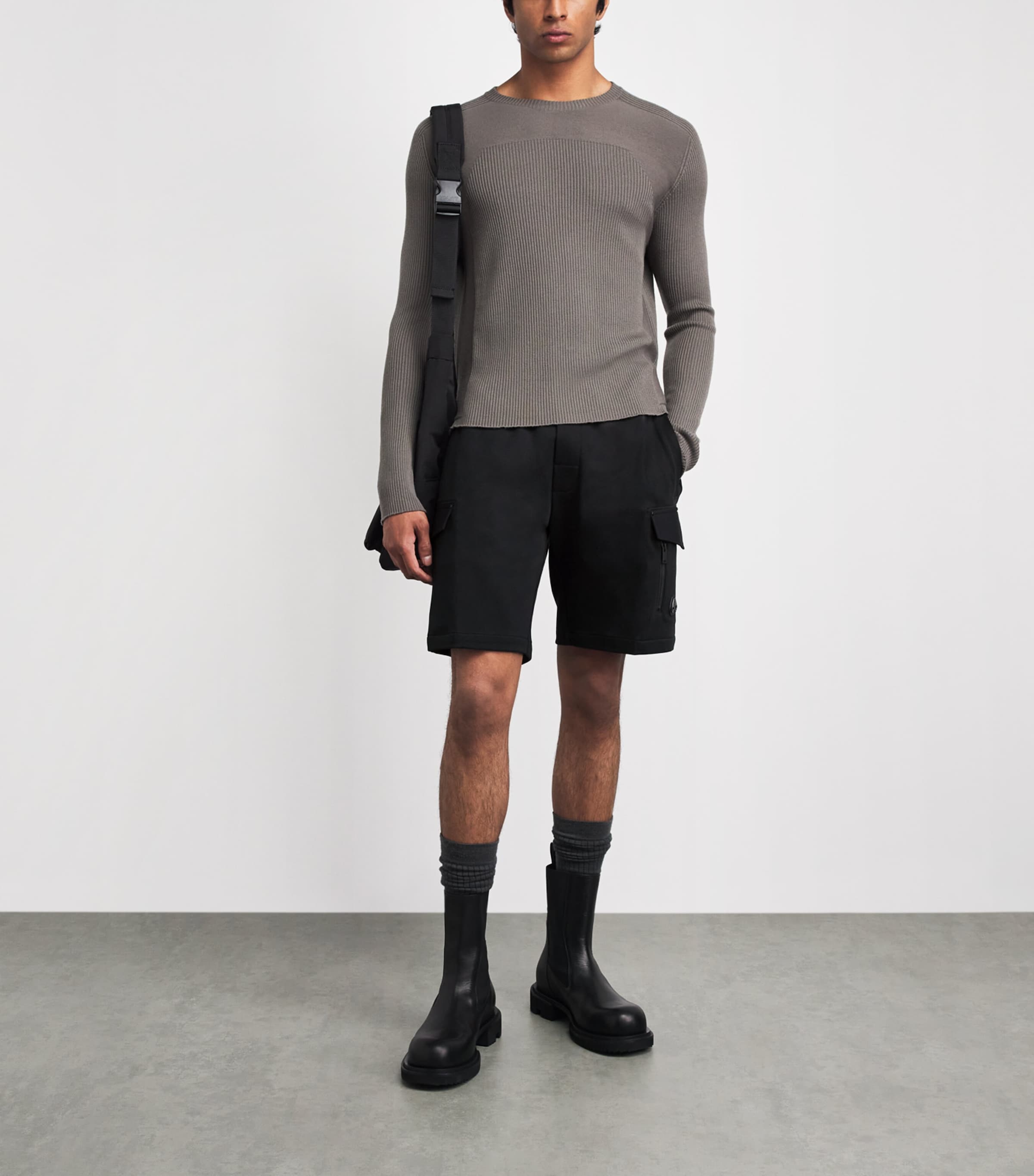 Moose Knuckles Mens Dalon Cargo Sweatshorts Black Image 2