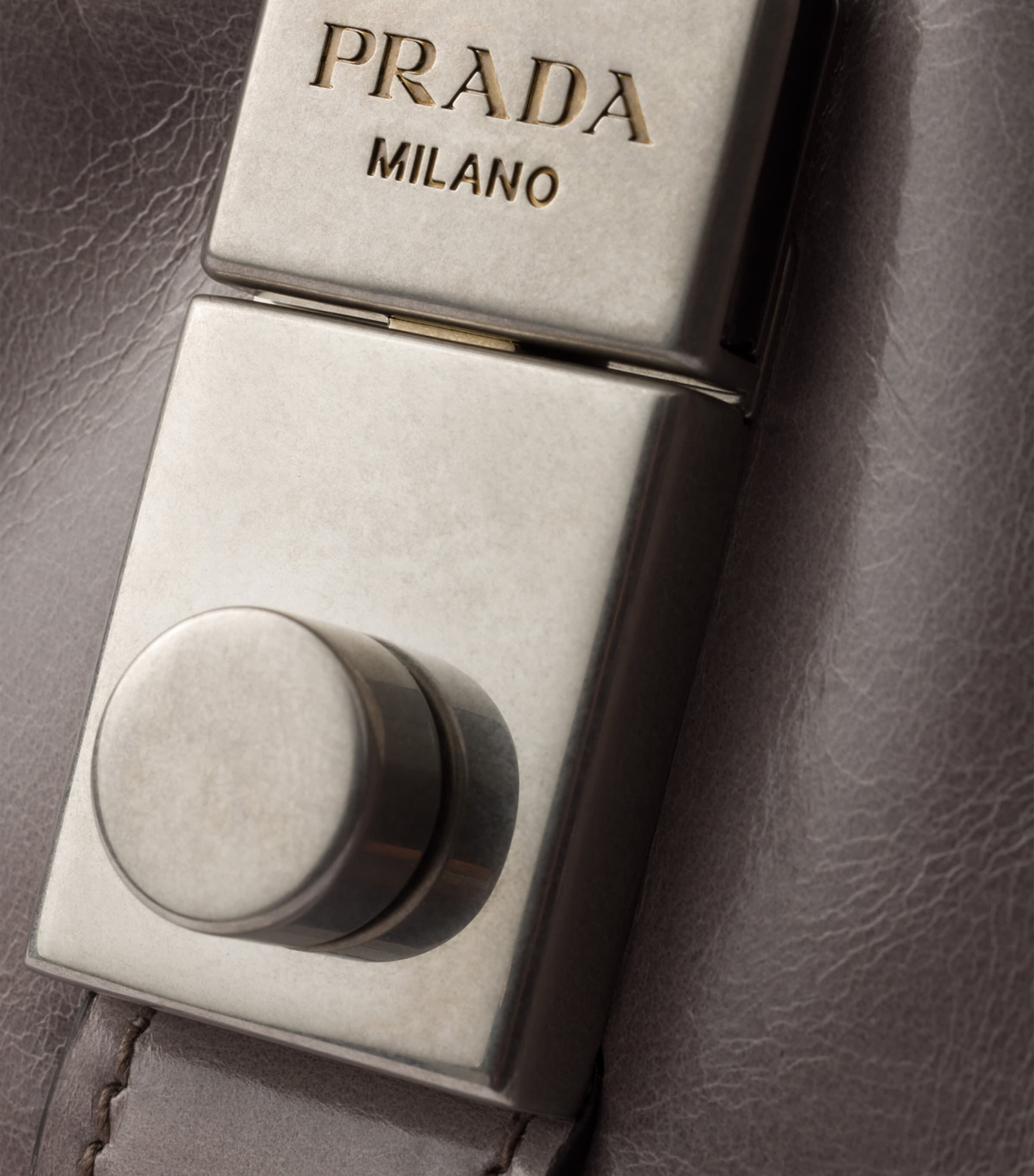 Medium Leather Tote Bag F03SF Image 5