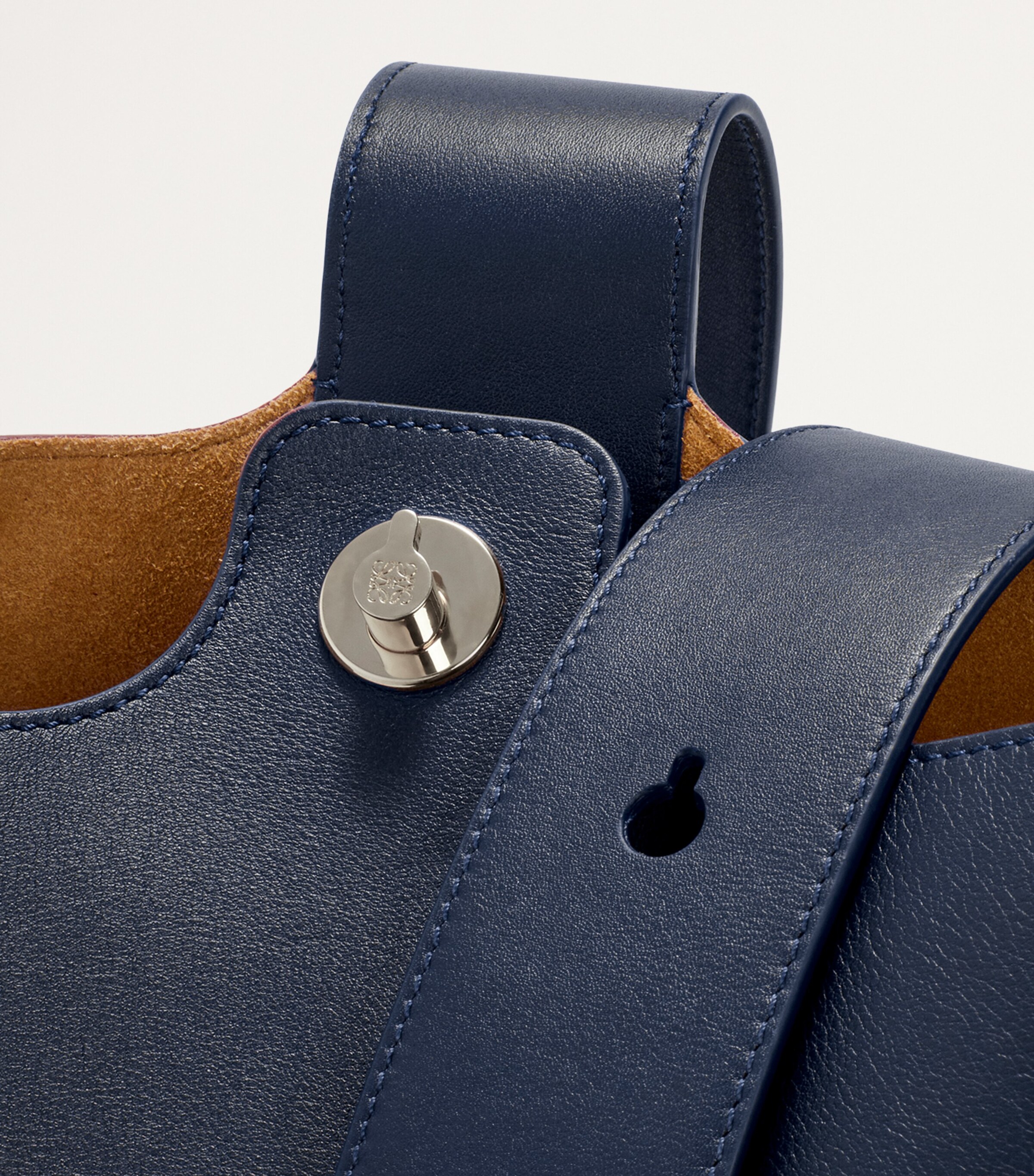 Medium Leather Pebble Bucket Bag ABYSS BLUE Image 5